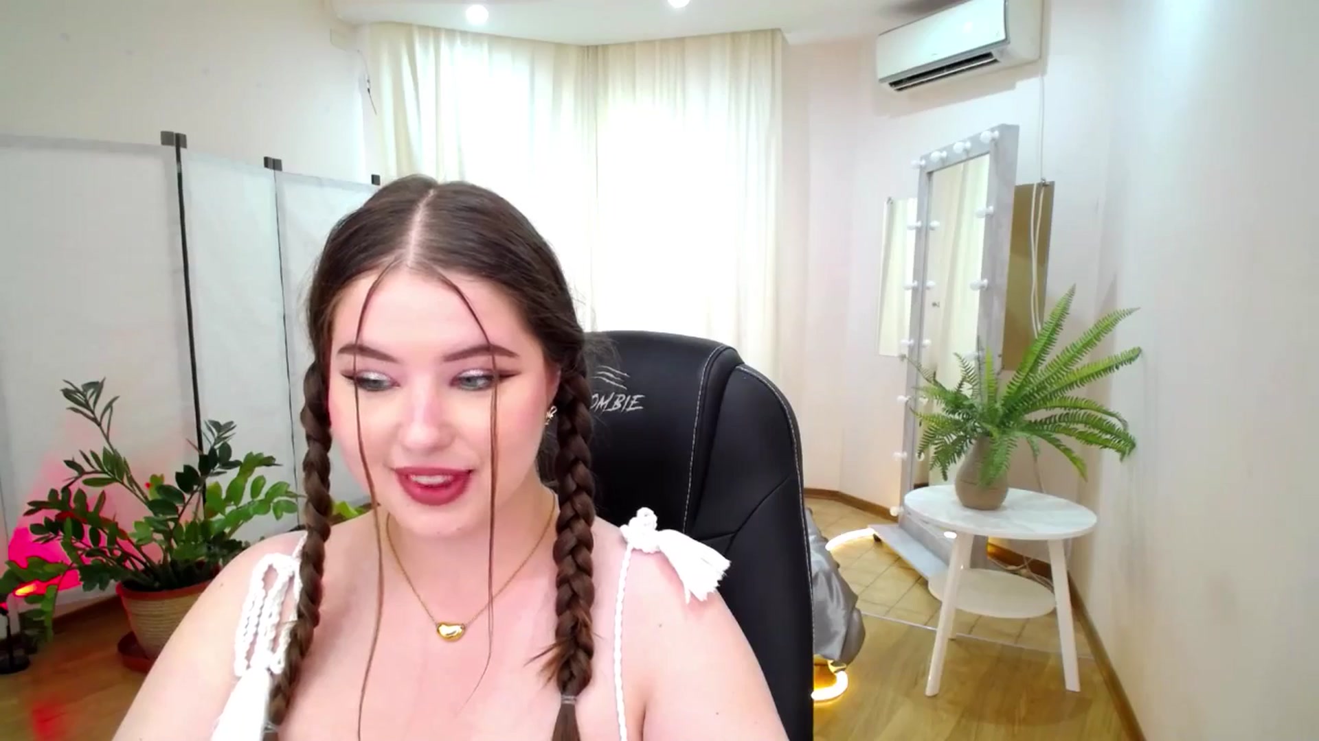 Gallery image thumbnail from AdmireMyEyes's myfreecams stream on, 06/17/2025, 05:46 image 17 of 20