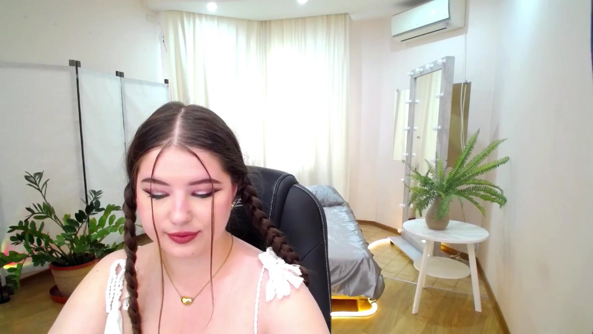 Gallery image thumbnail from AdmireMyEyes's myfreecams stream on, 06/17/2025, 05:46 image 4 of 20