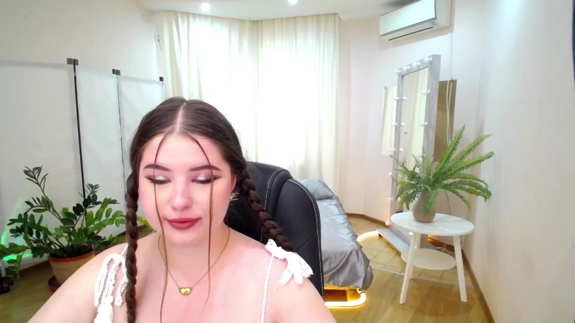 Gallery image thumbnail from AdmireMyEyes's myfreecams stream on, 06/17/2025, 05:46 image 2 of 20