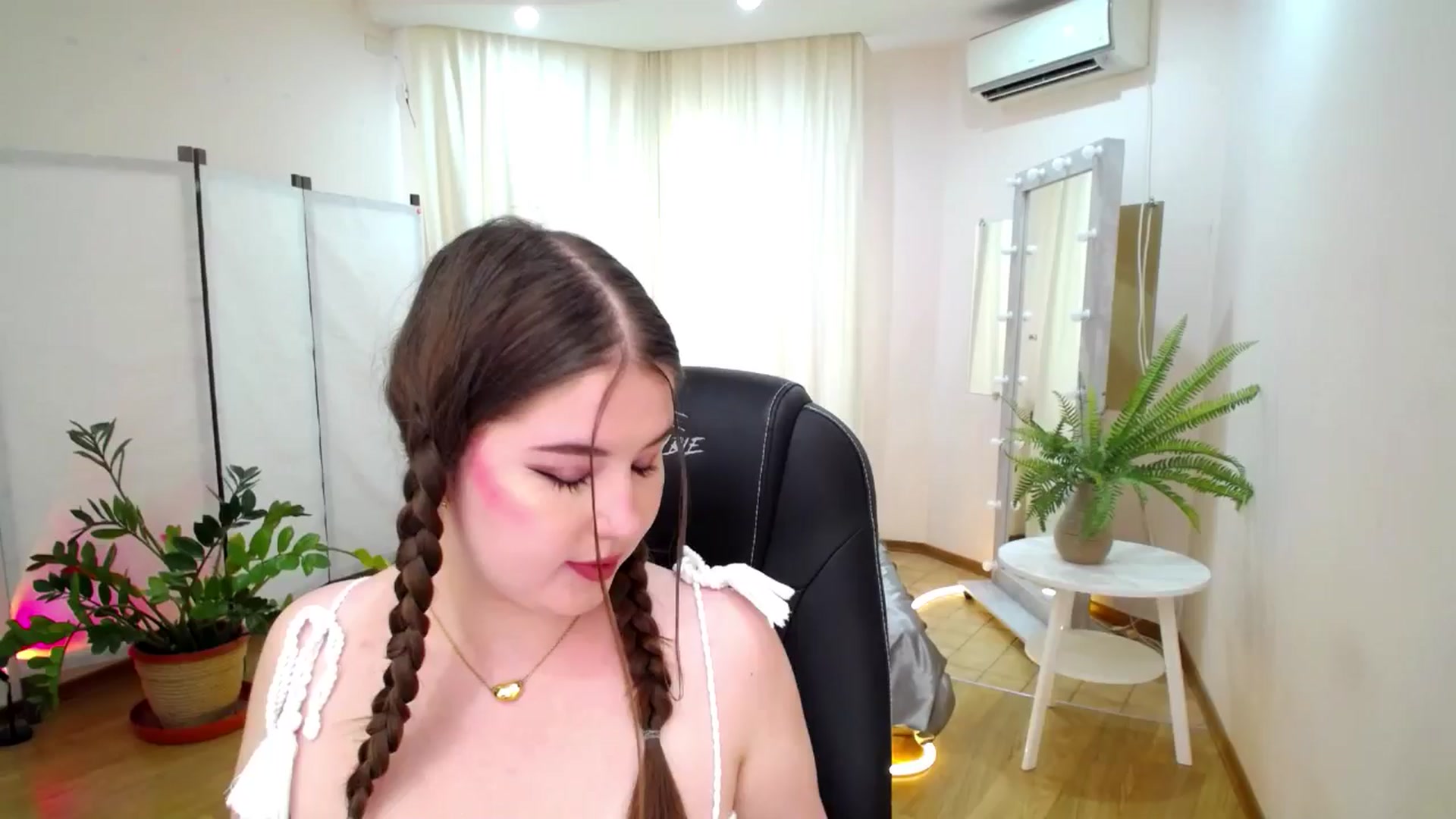 Gallery image thumbnail from AdmireMyEyes's myfreecams stream on, 06/17/2025, 05:46 image 18 of 20
