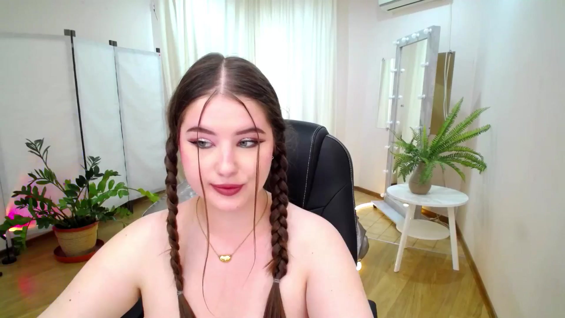 Gallery image thumbnail from AdmireMyEyes's myfreecams stream on, 06/17/2025, 06:36 image 5 of 20