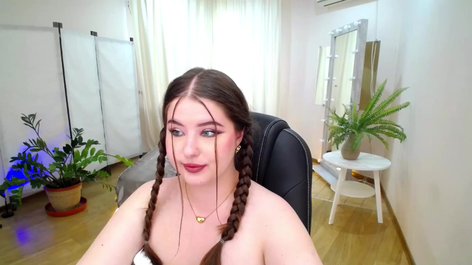Gallery image thumbnail from AdmireMyEyes's myfreecams stream on, 06/17/2025, 06:36 image 1 of 20