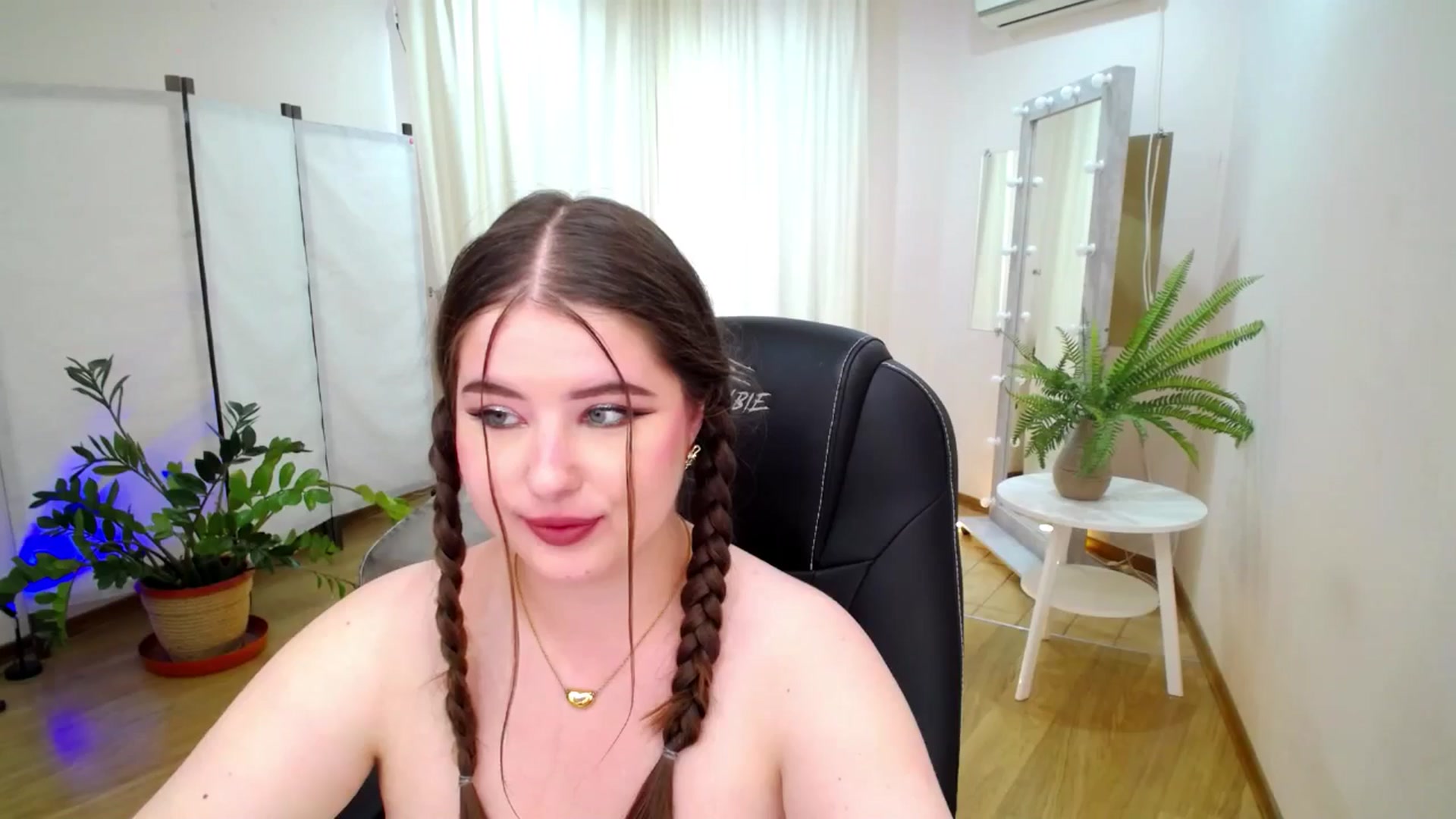 Gallery image thumbnail from AdmireMyEyes's myfreecams stream on, 06/17/2025, 06:36 image 7 of 20