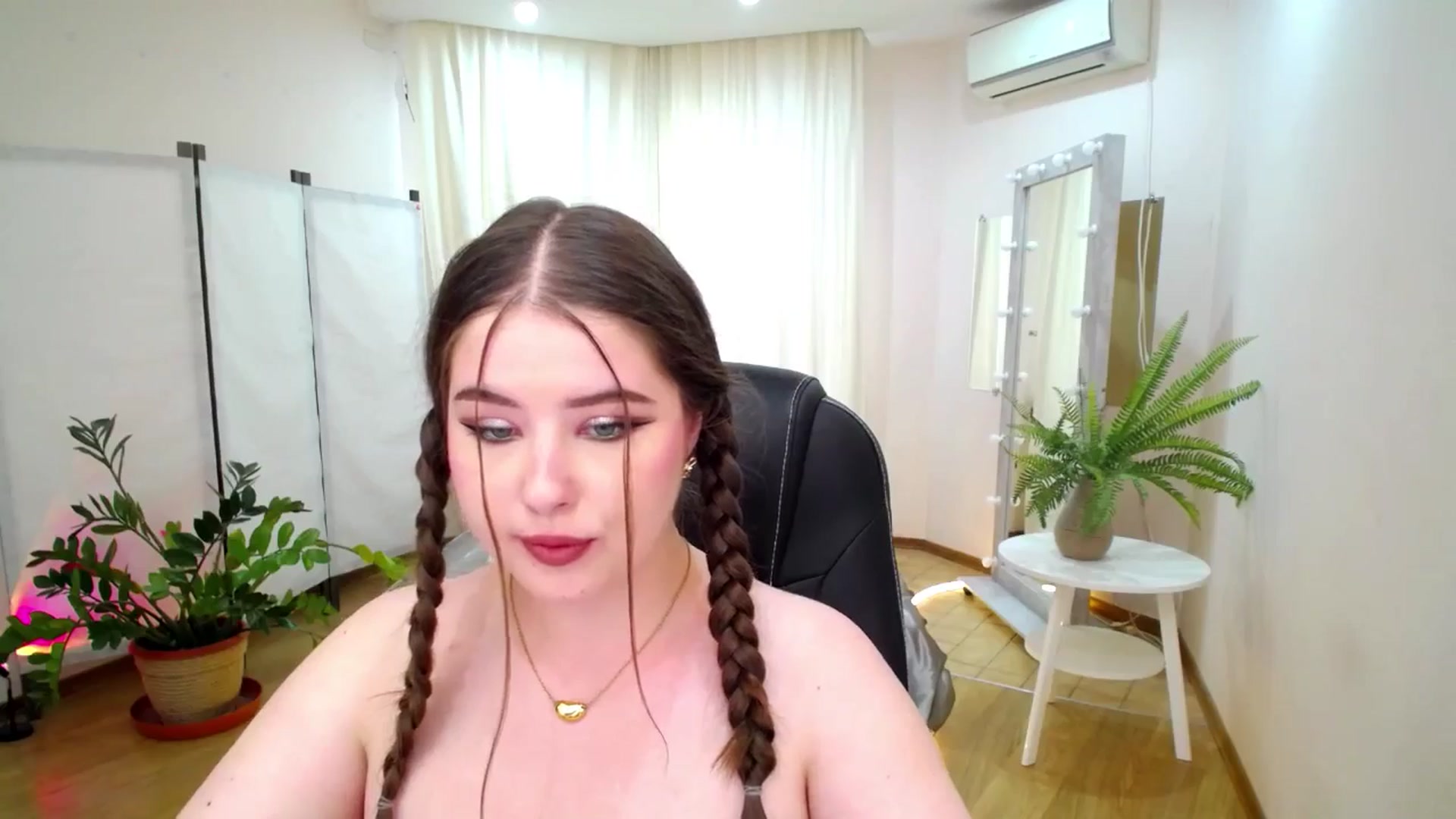 Gallery image thumbnail from AdmireMyEyes's myfreecams stream on, 06/17/2025, 06:36 image 11 of 20