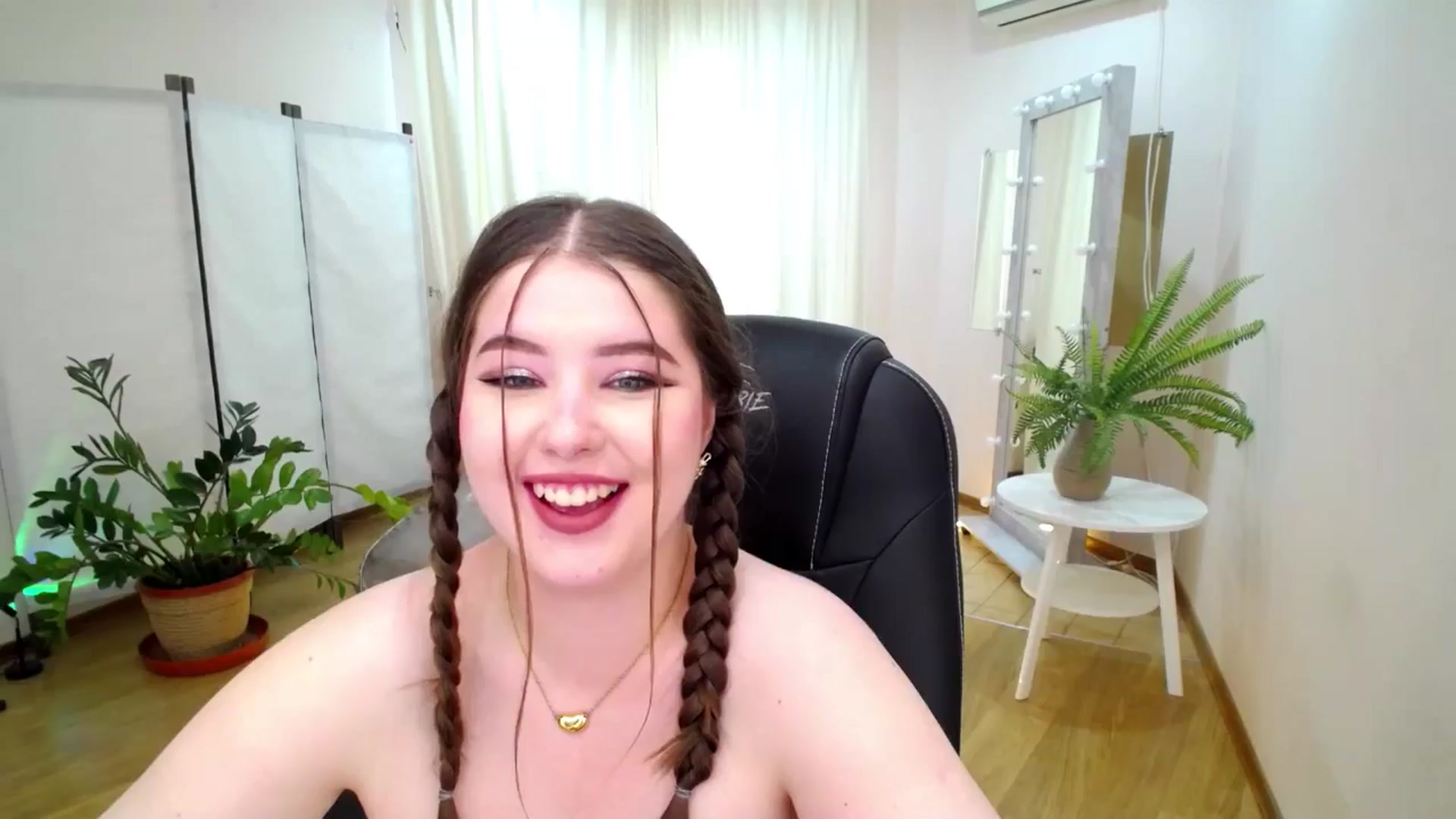 Gallery image thumbnail from AdmireMyEyes's myfreecams stream on, 06/17/2025, 06:36 image 6 of 20