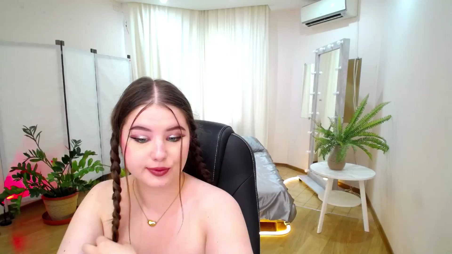 Gallery image thumbnail from AdmireMyEyes's myfreecams stream on, 06/17/2025, 07:15 image 8 of 20