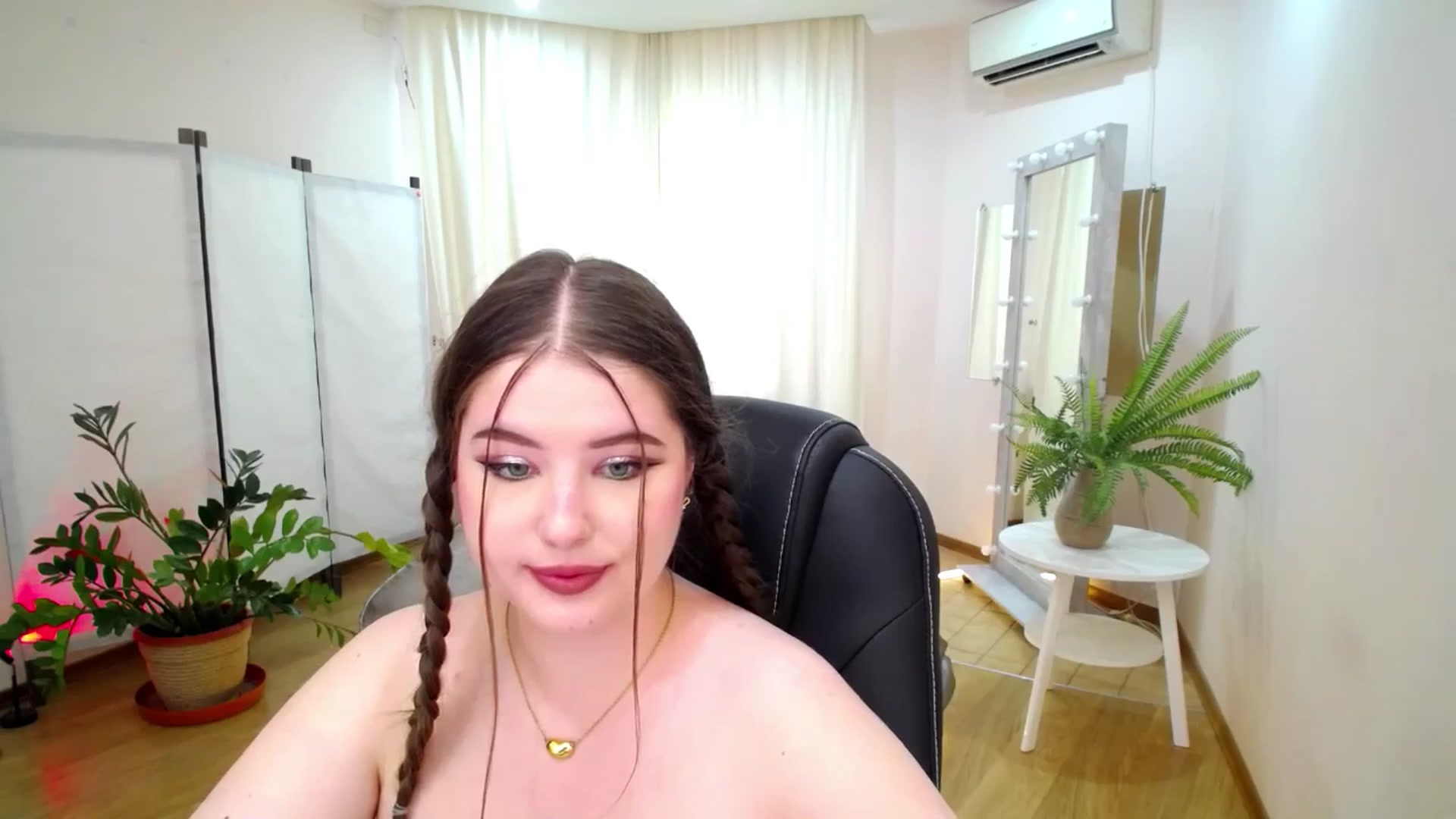 Gallery image thumbnail from AdmireMyEyes's myfreecams stream on, 06/17/2025, 07:15 image 3 of 20