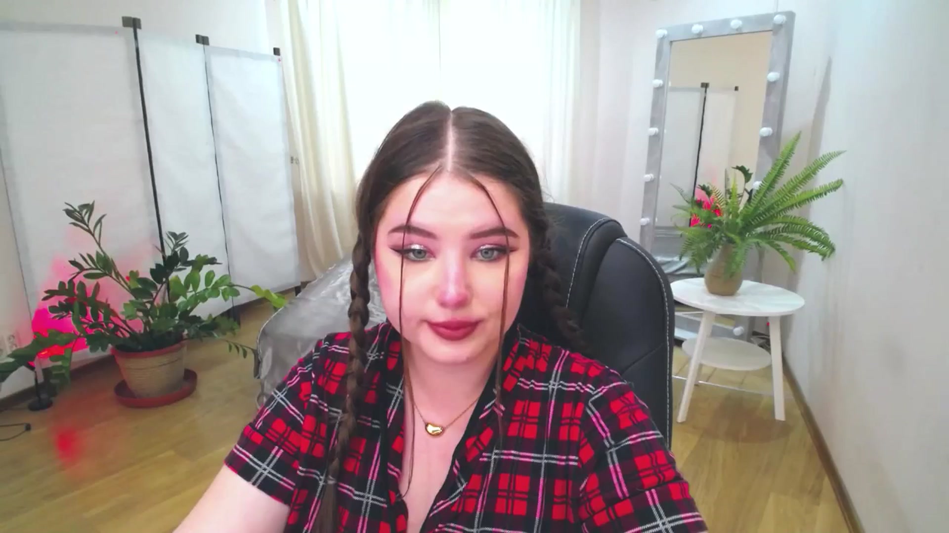Gallery image thumbnail from AdmireMyEyes's myfreecams stream on, 06/17/2025, 08:29 image 3 of 20