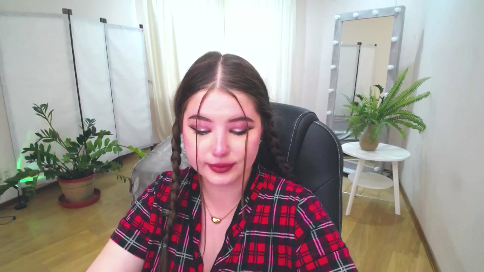 Gallery image thumbnail from AdmireMyEyes's myfreecams stream on, 06/17/2025, 08:29 image 4 of 20