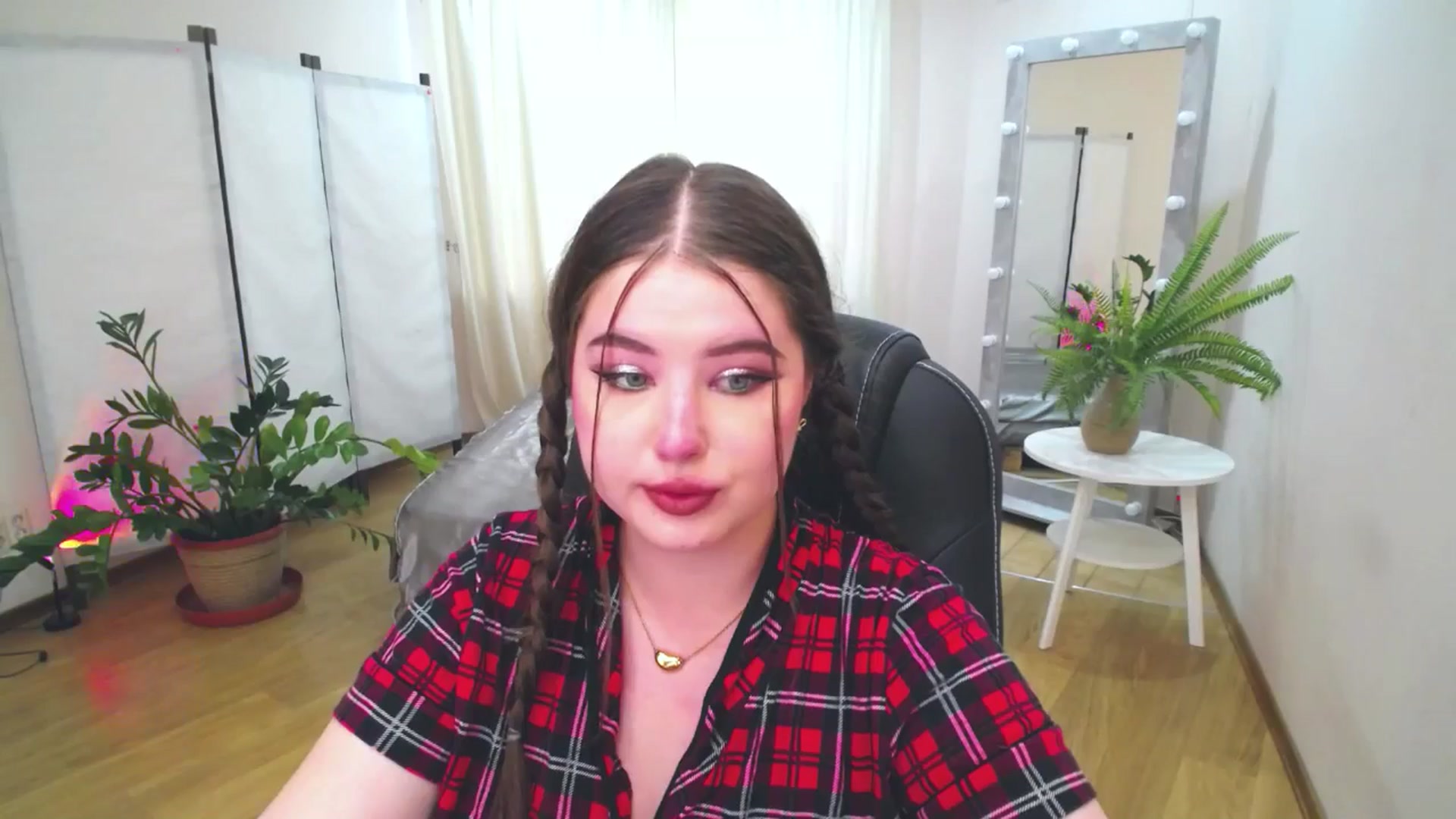 Gallery image thumbnail from AdmireMyEyes's myfreecams stream on, 06/17/2025, 08:29 image 2 of 20