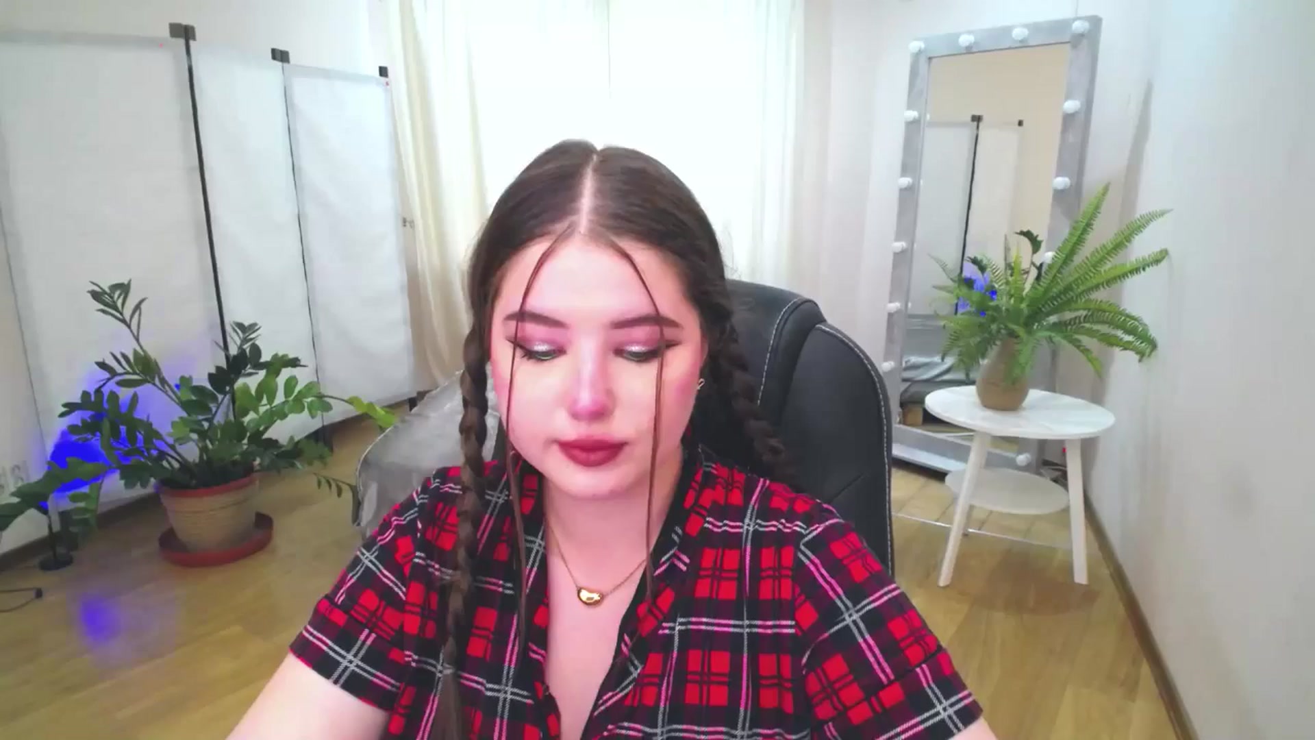 Gallery image thumbnail from AdmireMyEyes's myfreecams stream on, 06/17/2025, 08:29 image 1 of 20