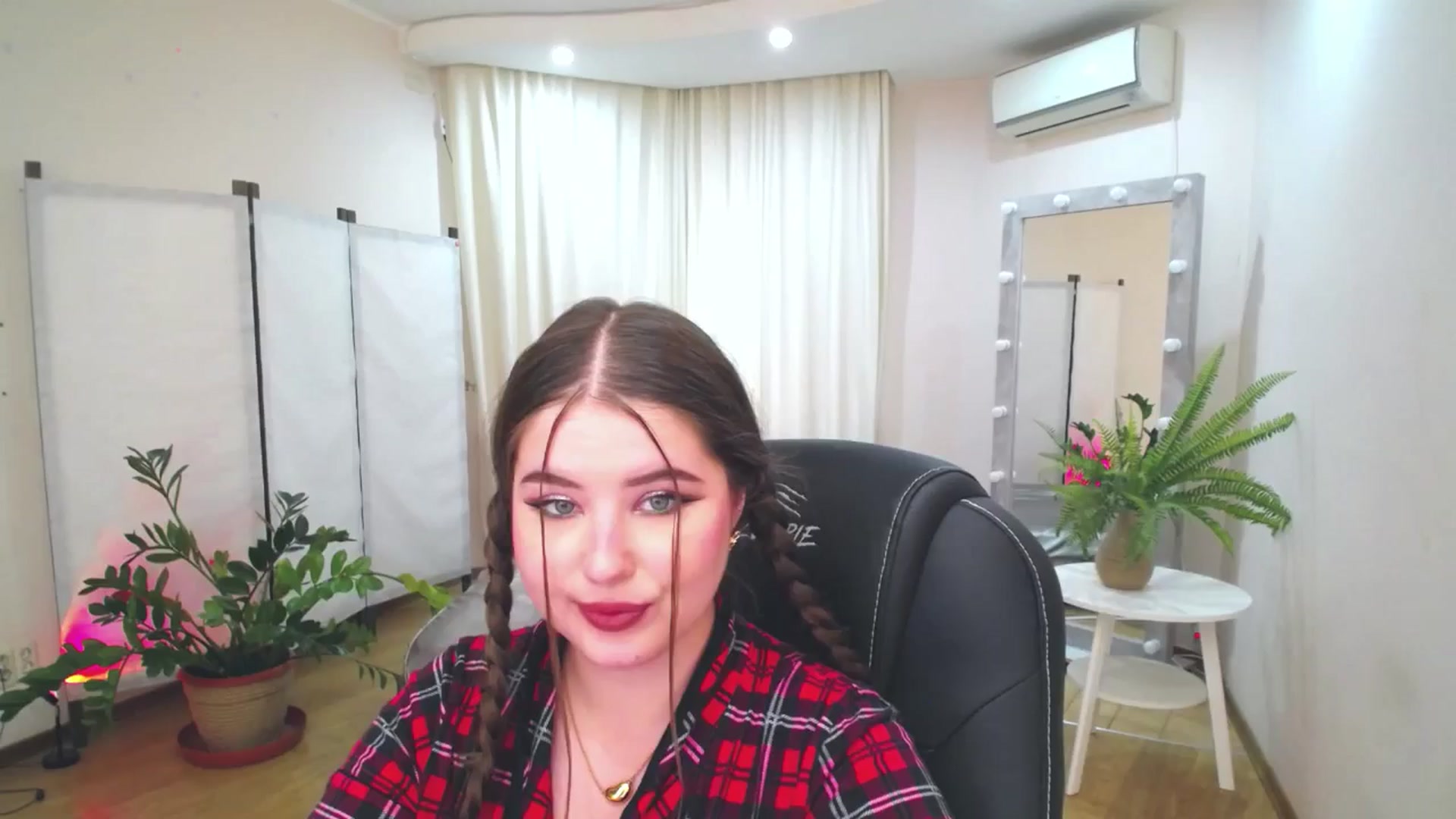 Gallery image thumbnail from AdmireMyEyes's myfreecams stream on, 06/17/2025, 09:39 image 15 of 20