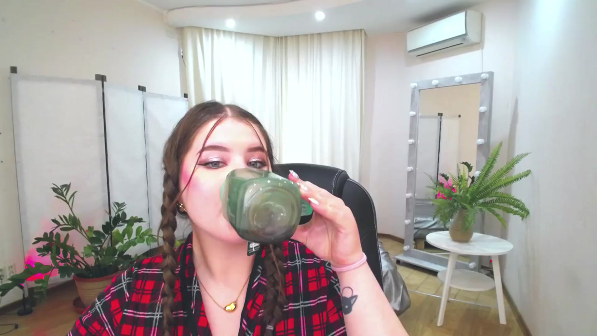 Gallery image thumbnail from AdmireMyEyes's myfreecams stream on, 06/17/2025, 09:39 image 13 of 20