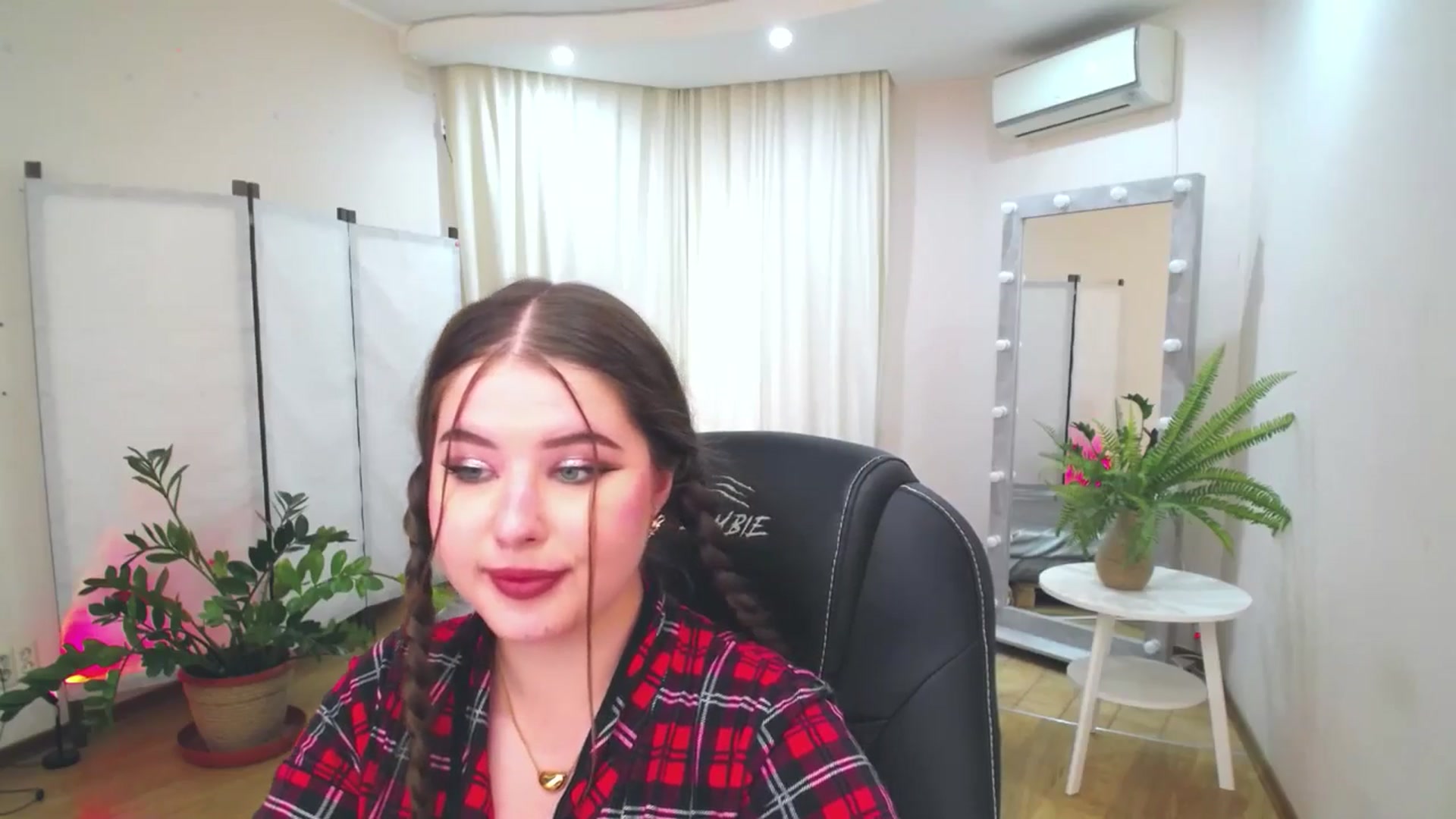 Gallery image thumbnail from AdmireMyEyes's myfreecams stream on, 06/17/2025, 09:39 image 16 of 20