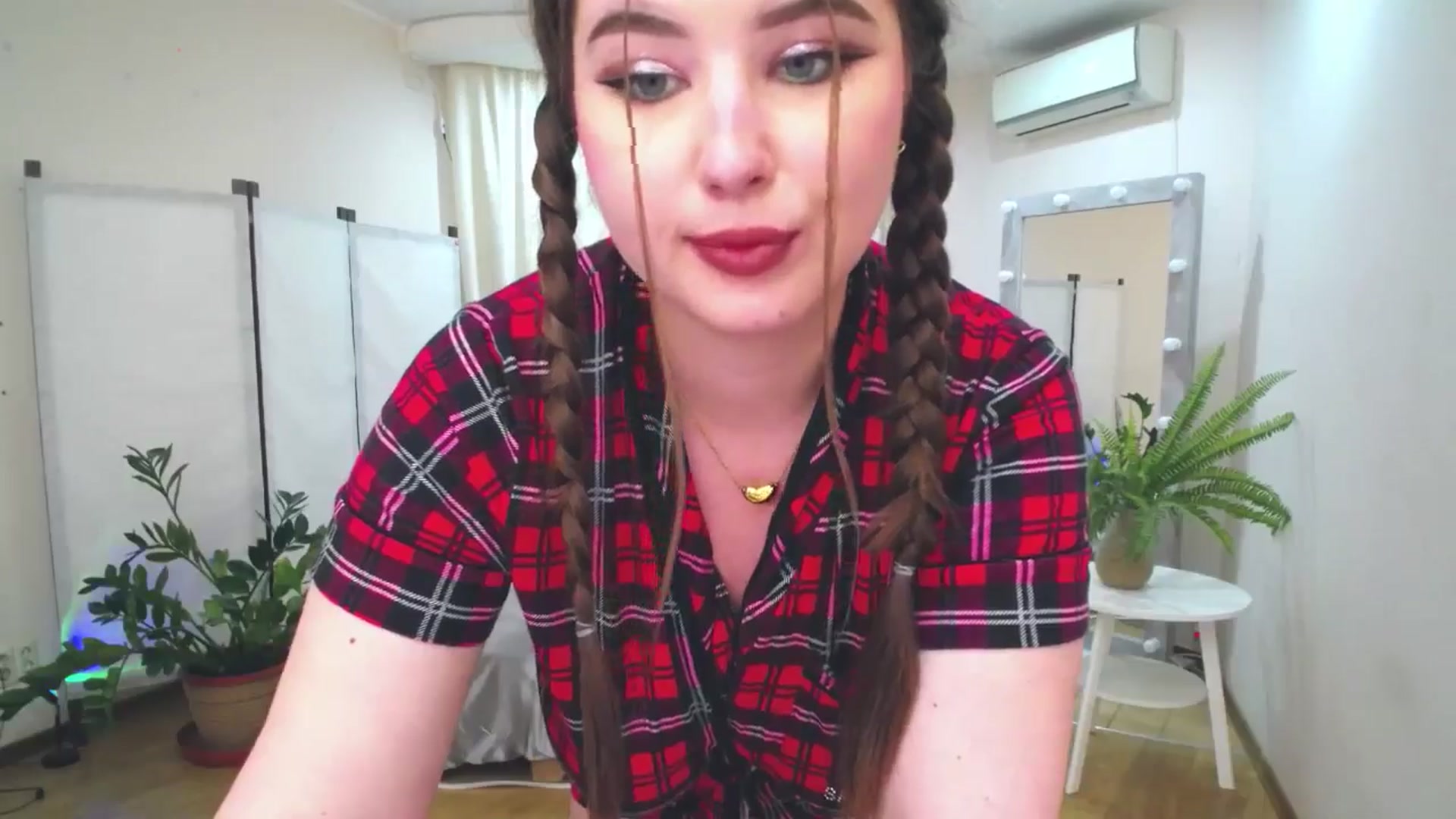 Gallery image thumbnail from AdmireMyEyes's myfreecams stream on, 06/17/2025, 09:39 image 11 of 20