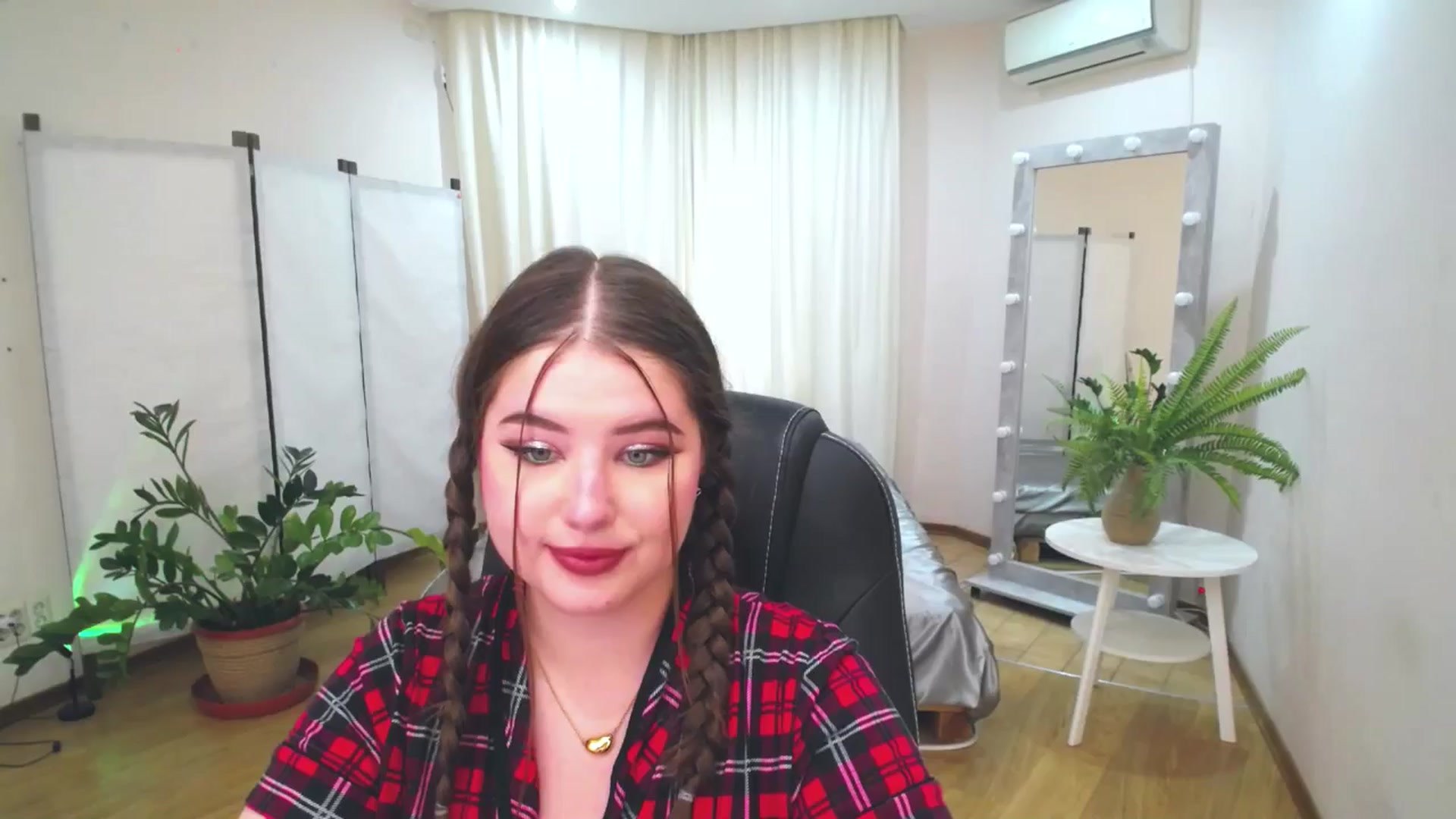 Gallery image thumbnail from AdmireMyEyes's myfreecams stream on, 06/17/2025, 09:39 image 1 of 20