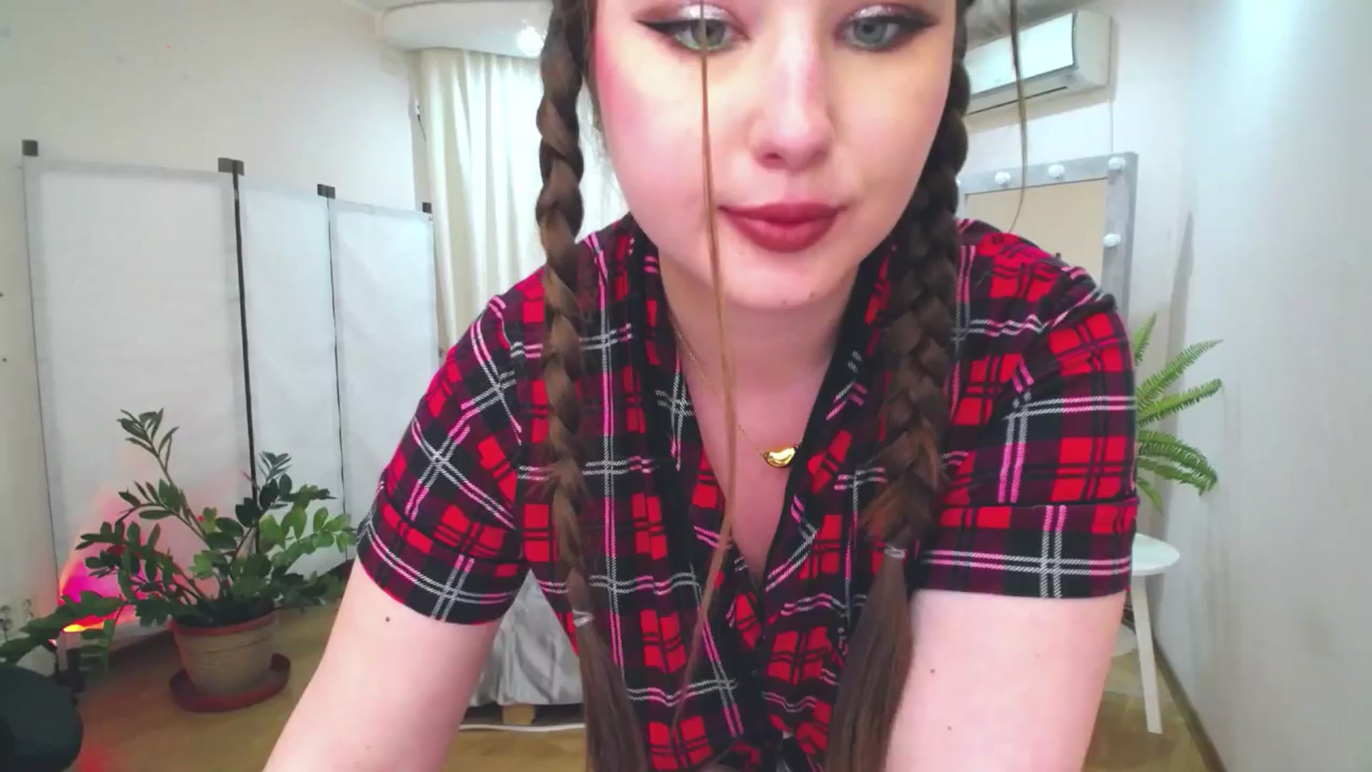 Gallery image thumbnail from AdmireMyEyes's myfreecams stream on, 06/17/2025, 09:39 image 3 of 20