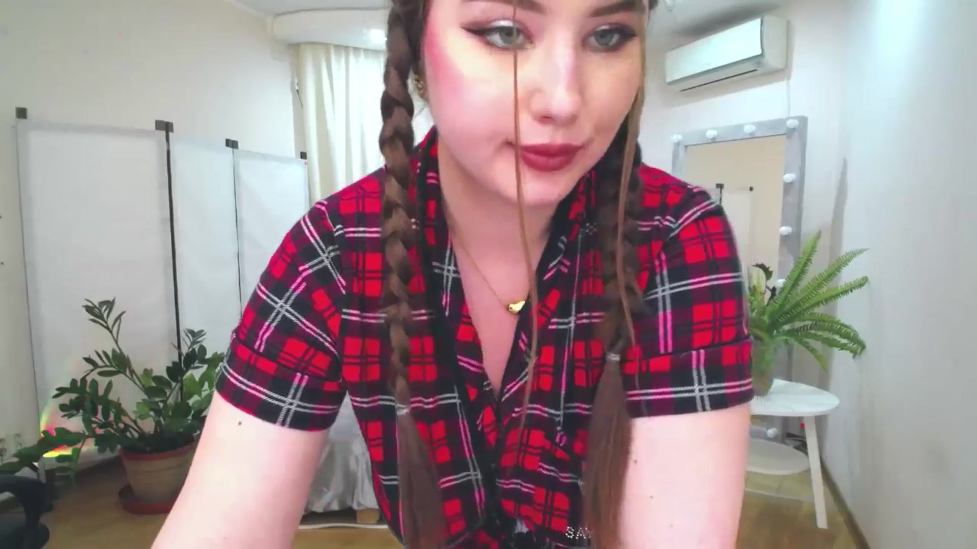 Gallery image thumbnail from AdmireMyEyes's myfreecams stream on, 06/17/2025, 09:39 image 19 of 20