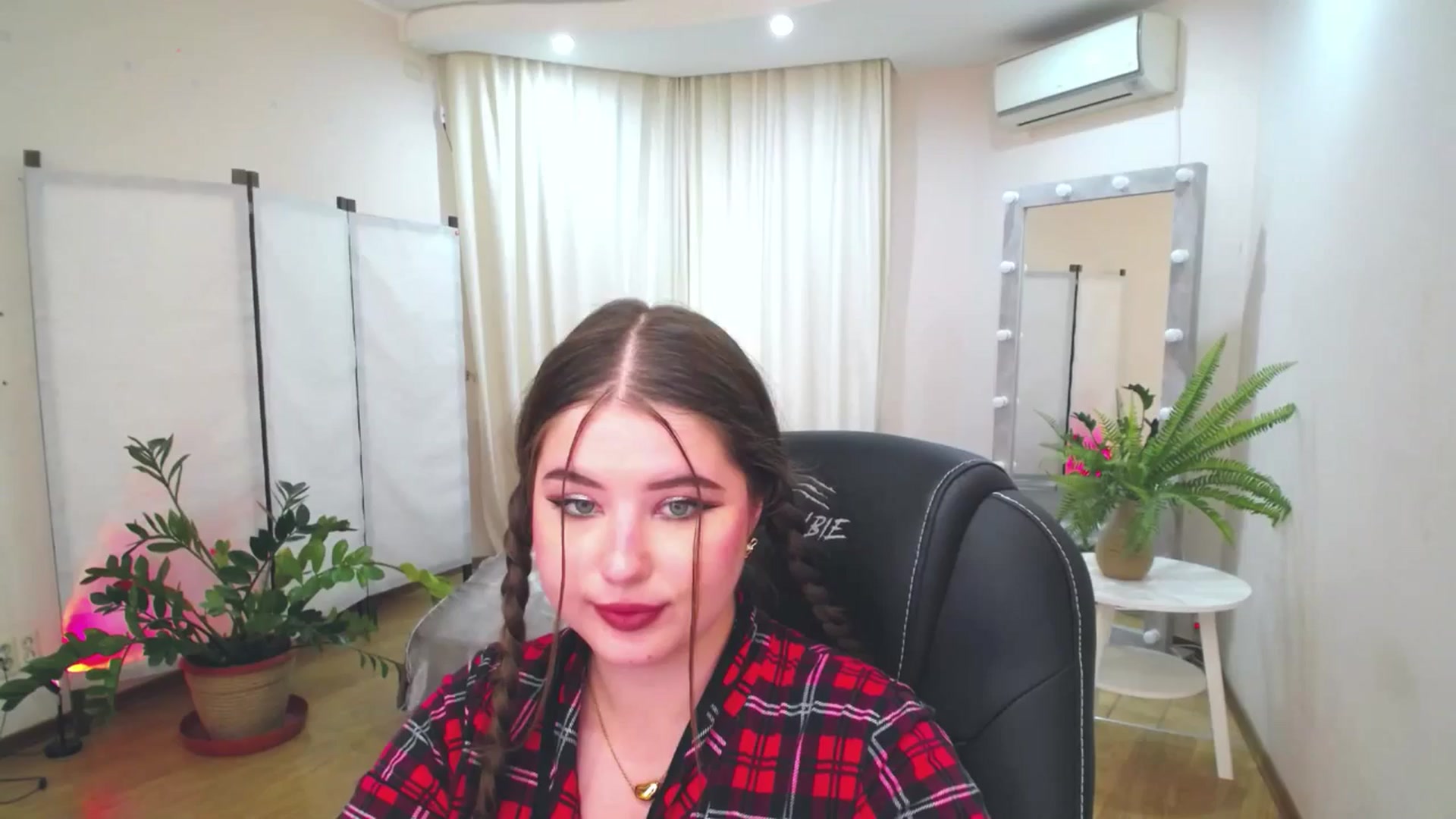 Gallery image thumbnail from AdmireMyEyes's myfreecams stream on, 06/17/2025, 09:39 image 6 of 20