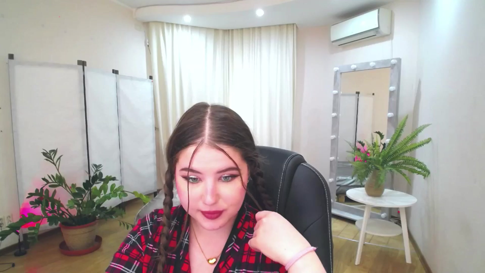 Gallery image thumbnail from AdmireMyEyes's myfreecams stream on, 06/17/2025, 09:39 image 17 of 20