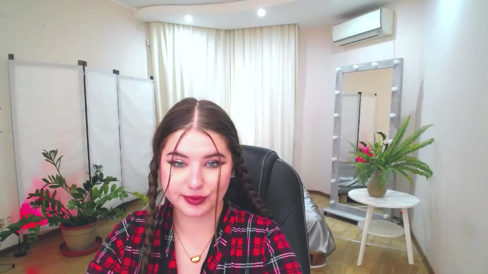 Gallery image thumbnail from AdmireMyEyes's myfreecams stream on, 06/17/2025, 09:39 image 14 of 20