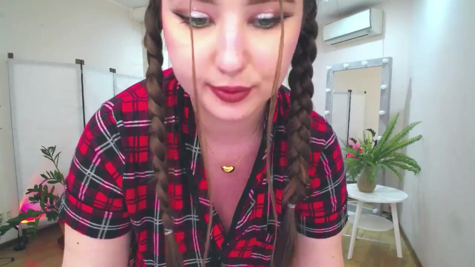 Gallery image thumbnail from AdmireMyEyes's myfreecams stream on, 06/17/2025, 09:39 image 18 of 20