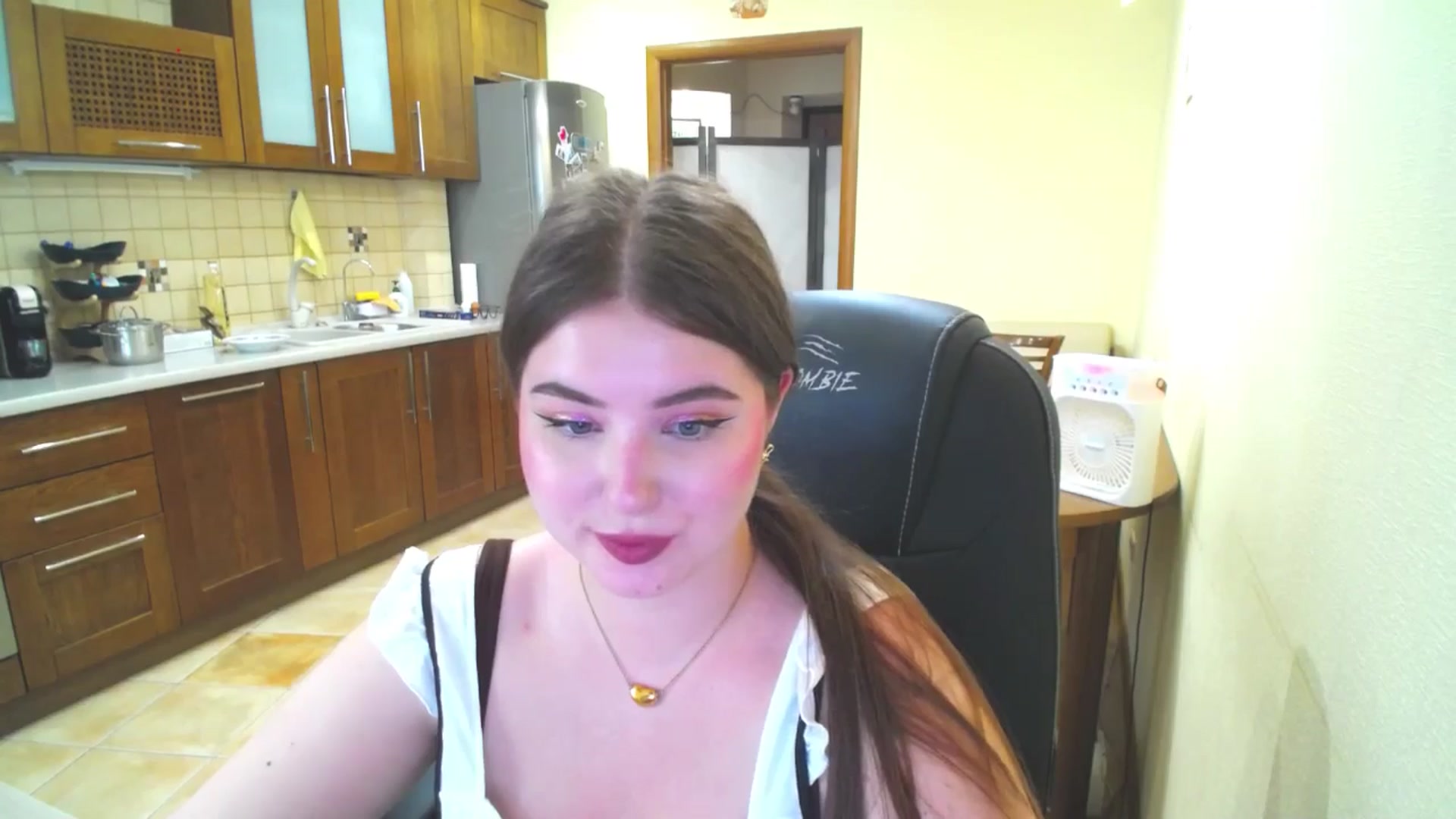 Gallery image thumbnail from AdmireMyEyes's myfreecams stream on, 06/18/2025, 09:48 image 11 of 20