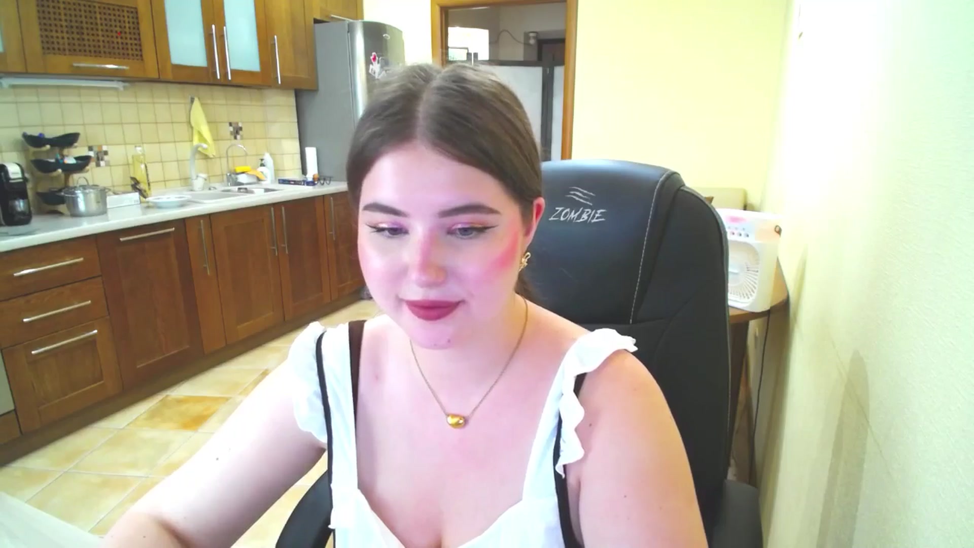 Gallery image thumbnail from AdmireMyEyes's myfreecams stream on, 06/18/2025, 09:48 image 6 of 20