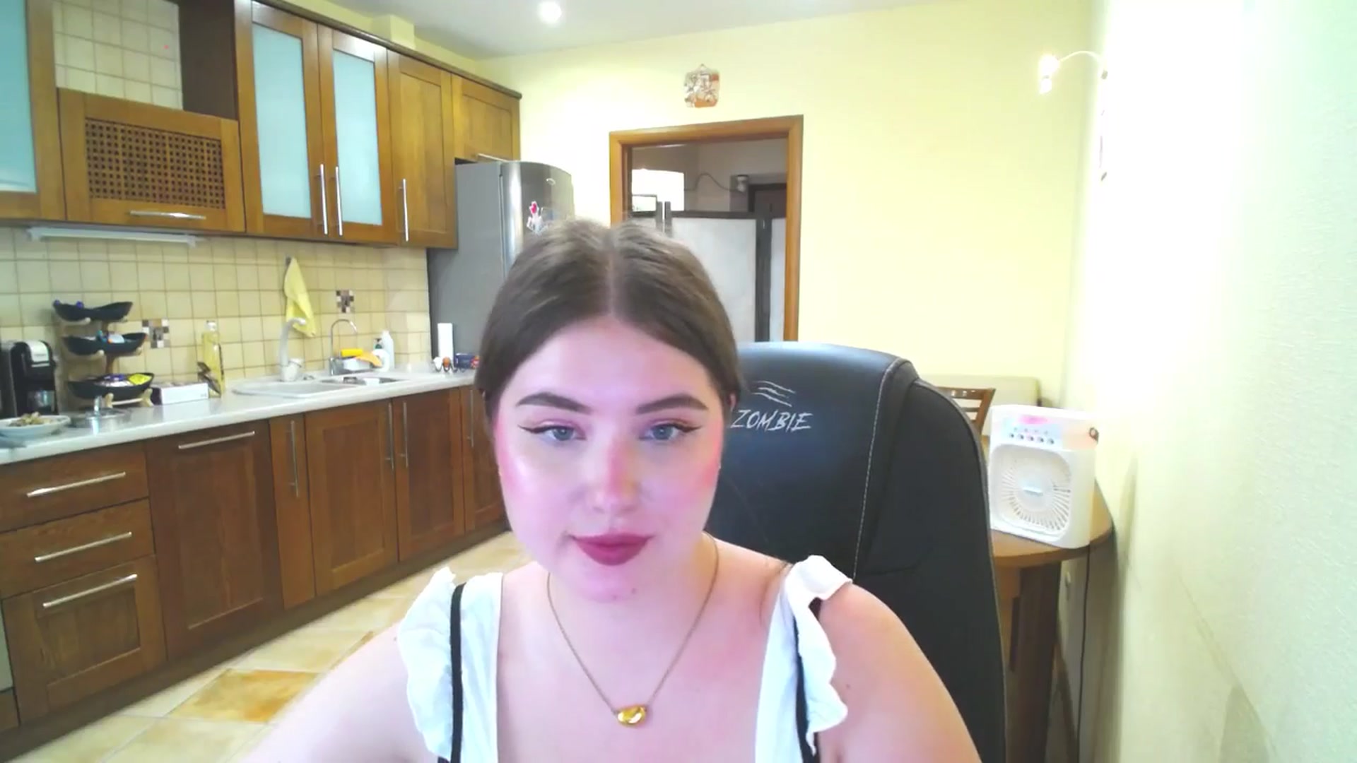 Gallery image thumbnail from AdmireMyEyes's myfreecams stream on, 06/18/2025, 09:48 image 19 of 20