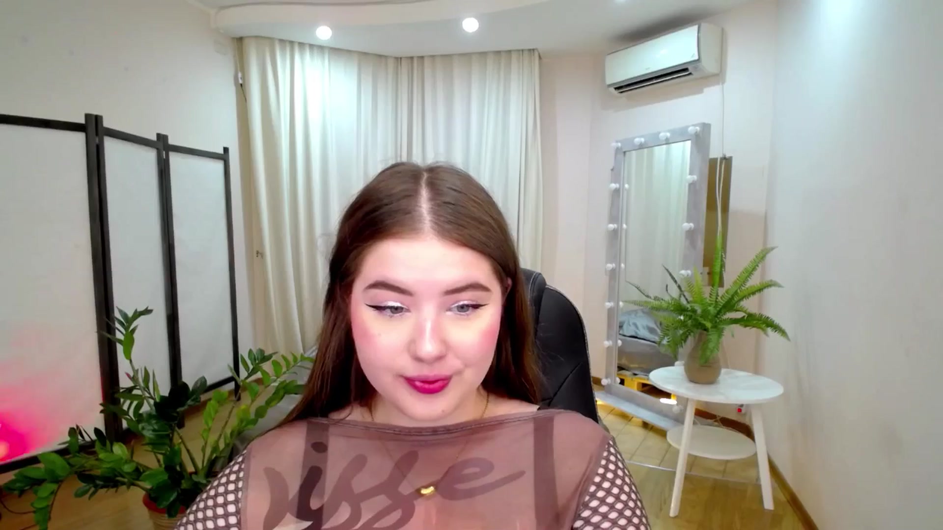 Gallery image thumbnail from AdmireMyEyes's myfreecams stream on, 06/20/2025, 18:56 image 16 of 20