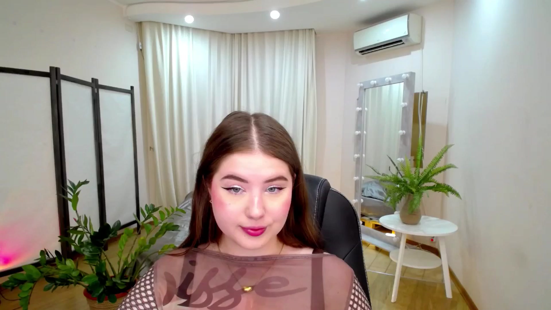 Gallery image thumbnail from AdmireMyEyes's myfreecams stream on, 06/20/2025, 18:56 image 18 of 20