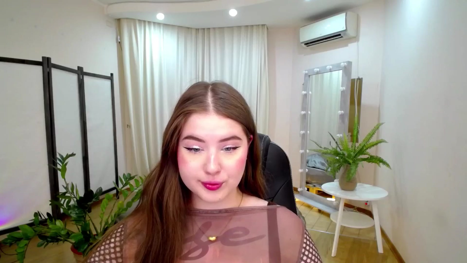 Gallery image thumbnail from AdmireMyEyes's myfreecams stream on, 06/20/2025, 18:56 image 15 of 20