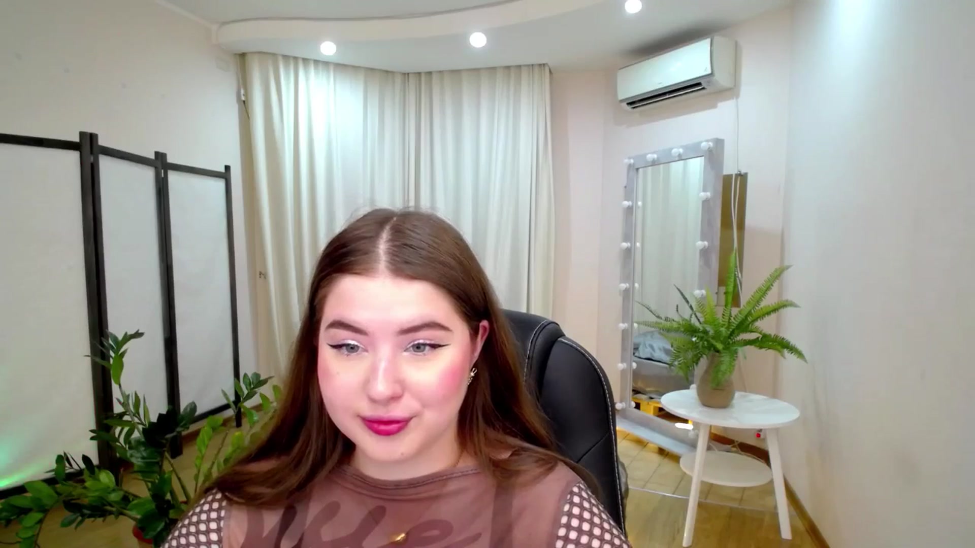 Gallery image thumbnail from AdmireMyEyes's myfreecams stream on, 06/20/2025, 19:26 image 15 of 20