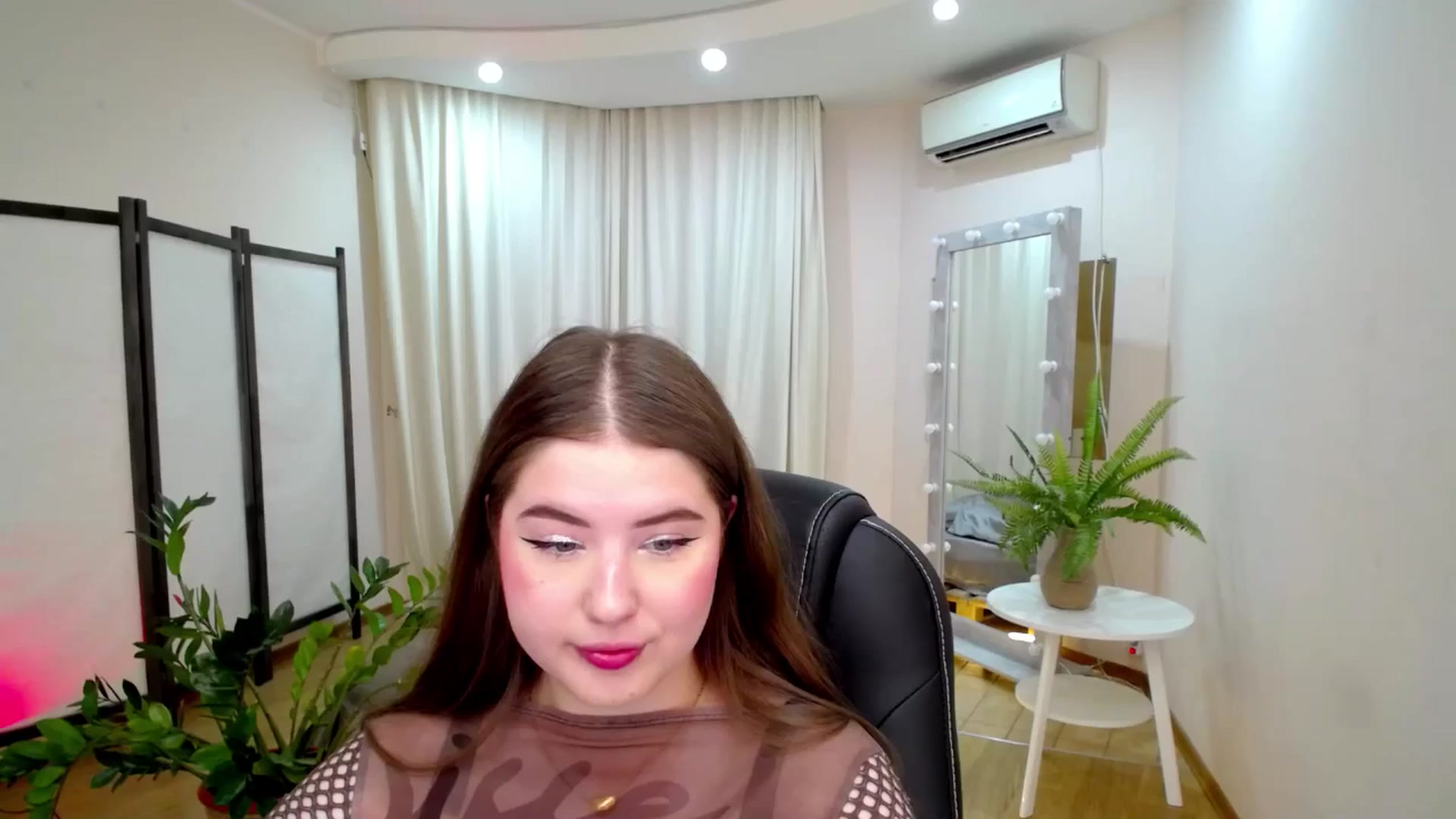 Gallery image thumbnail from AdmireMyEyes's myfreecams stream on, 06/20/2025, 19:26 image 17 of 20