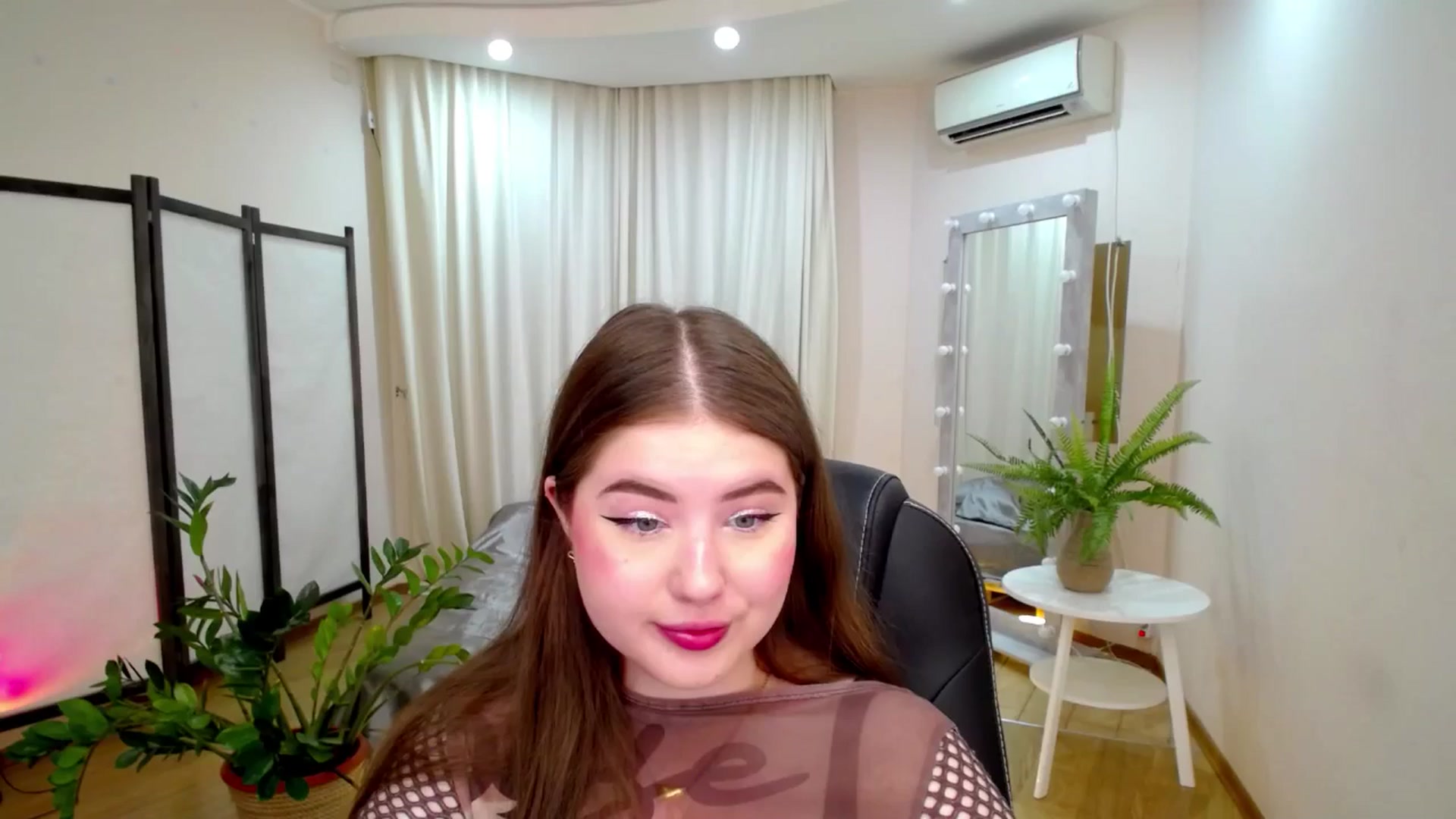 Gallery image thumbnail from AdmireMyEyes's myfreecams stream on, 06/20/2025, 19:26 image 1 of 20