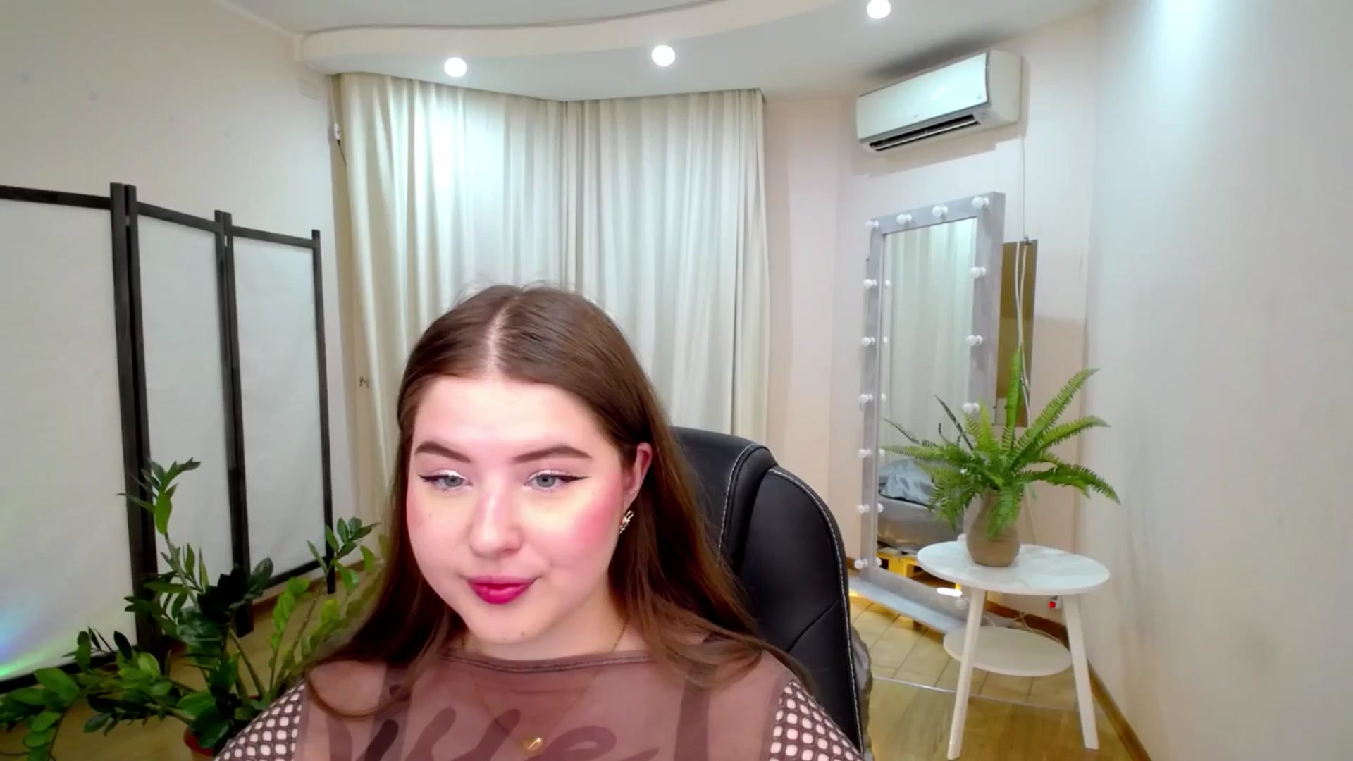Gallery image thumbnail from AdmireMyEyes's myfreecams stream on, 06/20/2025, 19:26 image 16 of 20