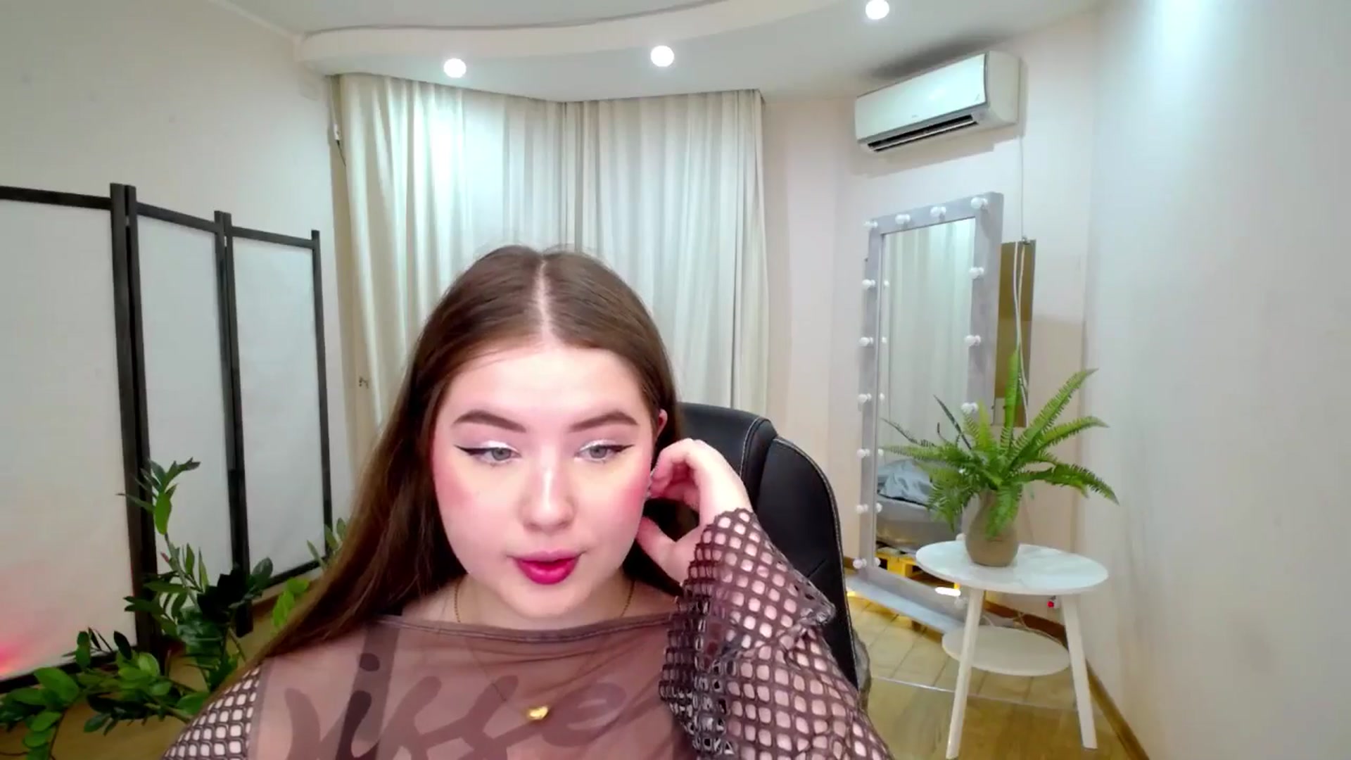 Gallery image thumbnail from AdmireMyEyes's myfreecams stream on, 06/20/2025, 19:26 image 12 of 20