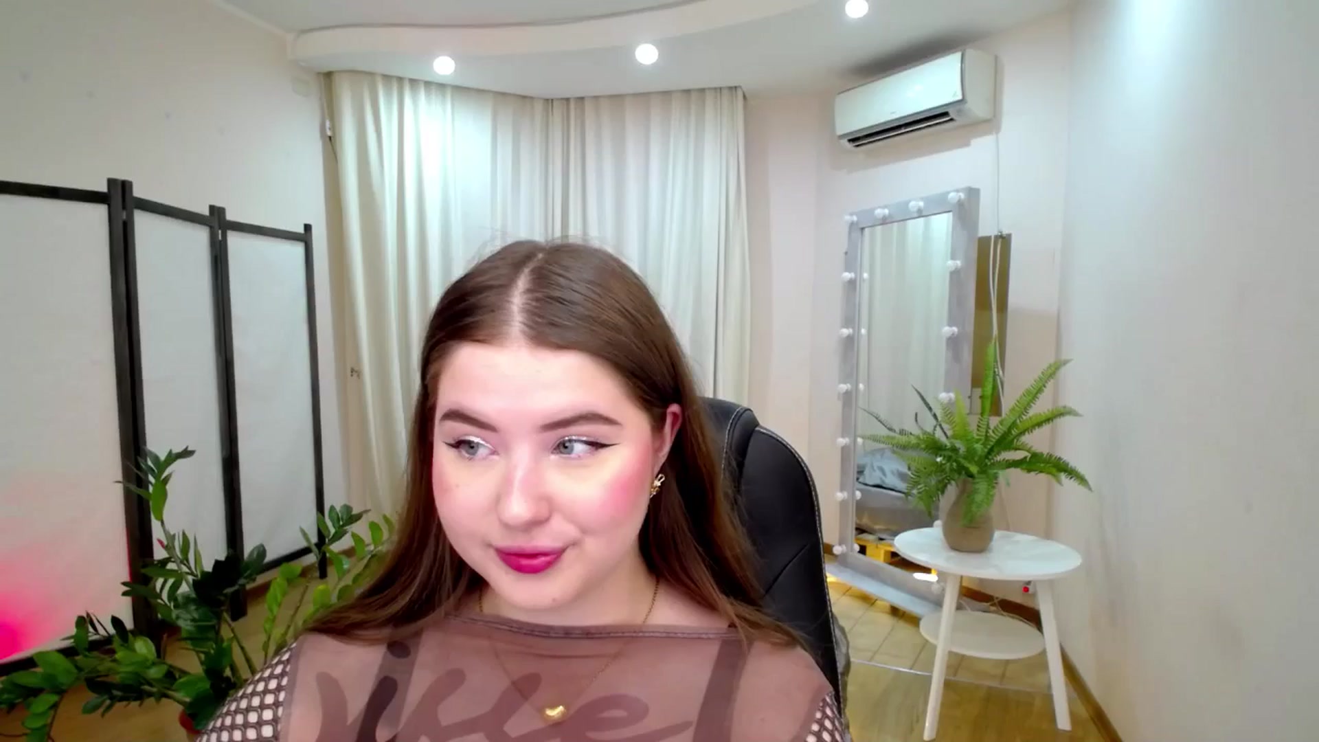 Gallery image thumbnail from AdmireMyEyes's myfreecams stream on, 06/20/2025, 19:26 image 14 of 20