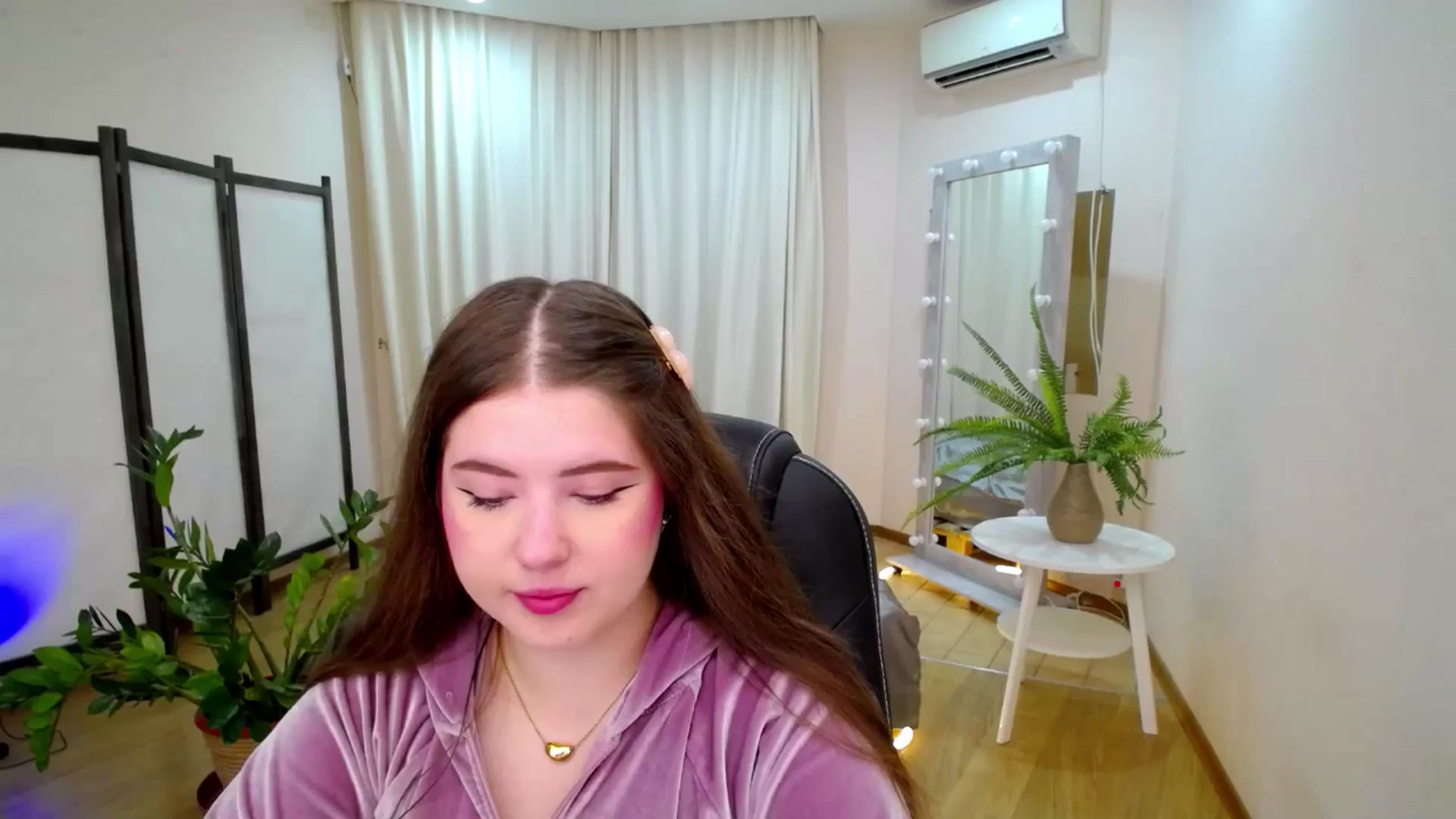 Gallery image thumbnail from AdmireMyEyes's myfreecams stream on, 06/21/2025, 18:33 image 10 of 20