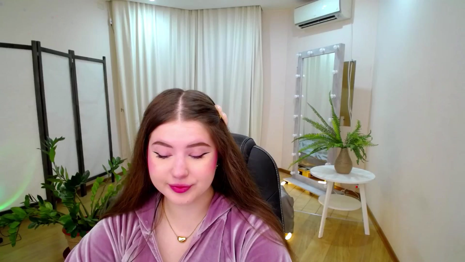 Gallery image thumbnail from AdmireMyEyes's myfreecams stream on, 06/21/2025, 18:33 image 11 of 20