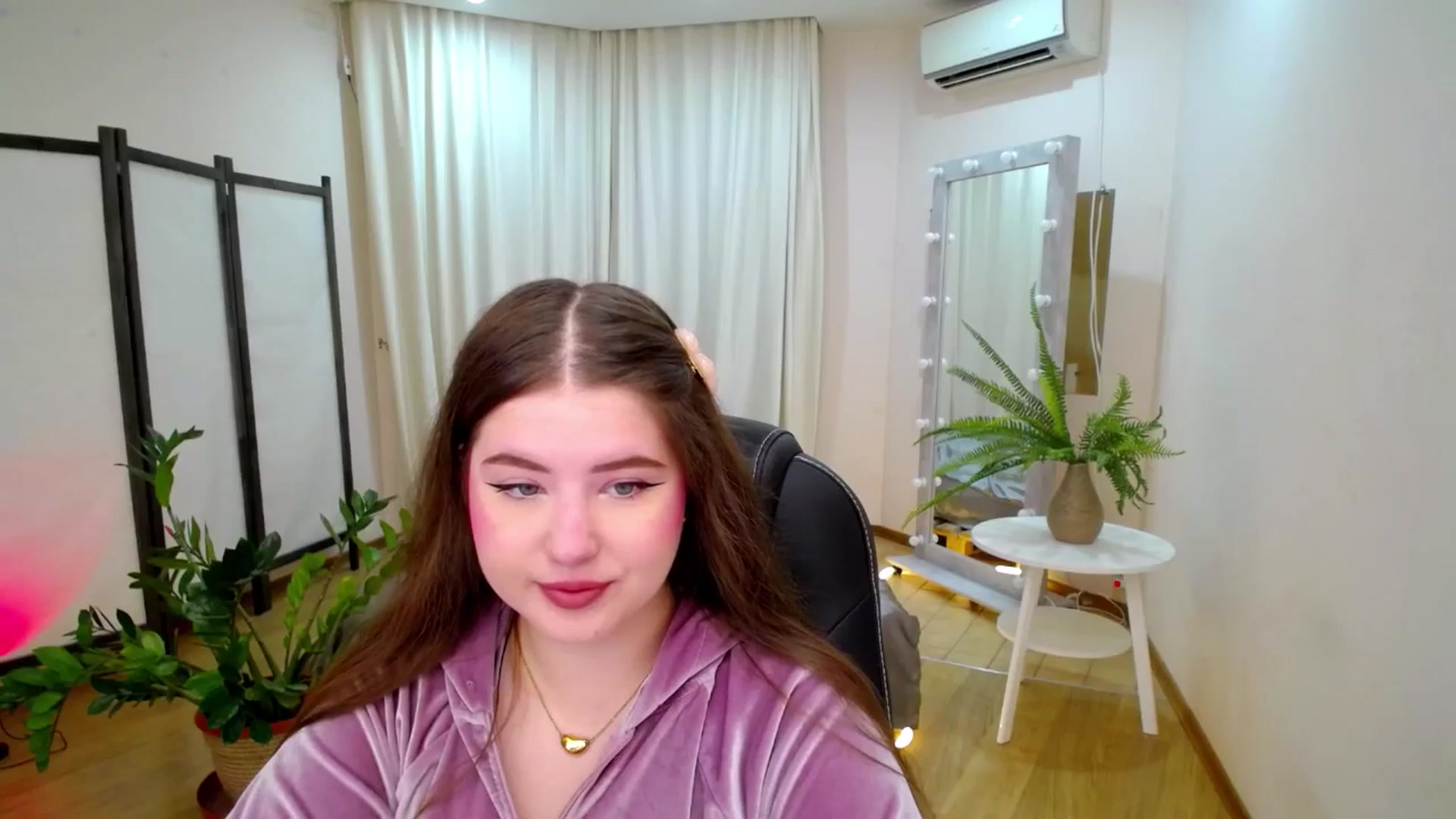 Gallery image thumbnail from AdmireMyEyes's myfreecams stream on, 06/21/2025, 18:33 image 13 of 20