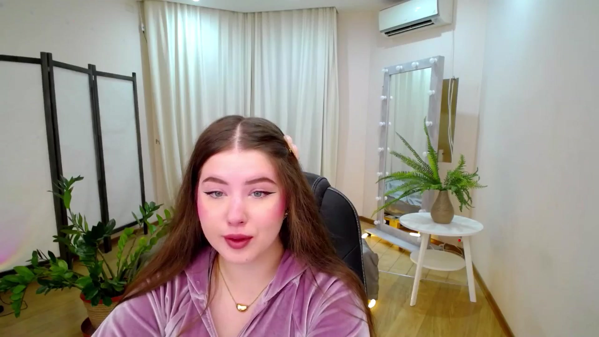 Gallery image thumbnail from AdmireMyEyes's myfreecams stream on, 06/21/2025, 18:33 image 14 of 20