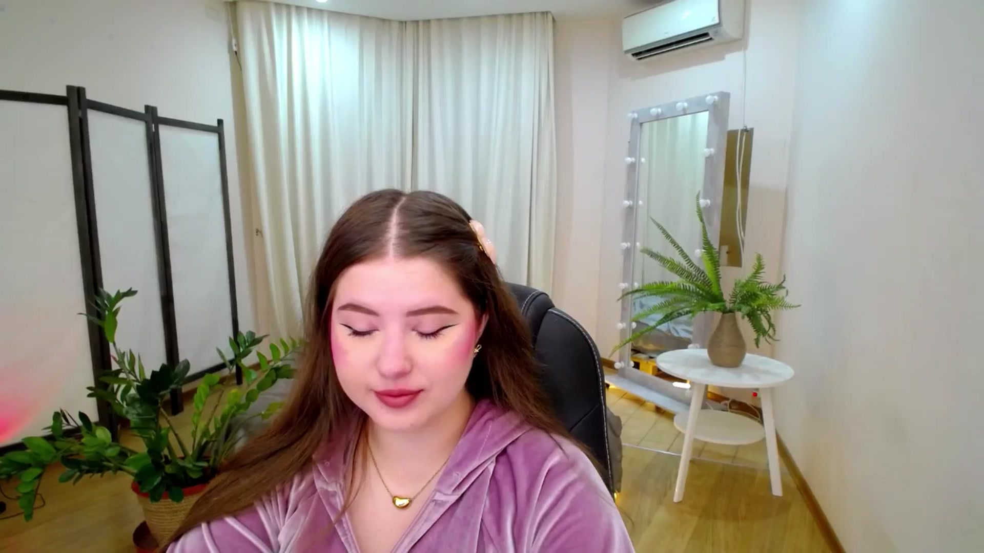 Gallery image thumbnail from AdmireMyEyes's myfreecams stream on, 06/21/2025, 18:33 image 20 of 20