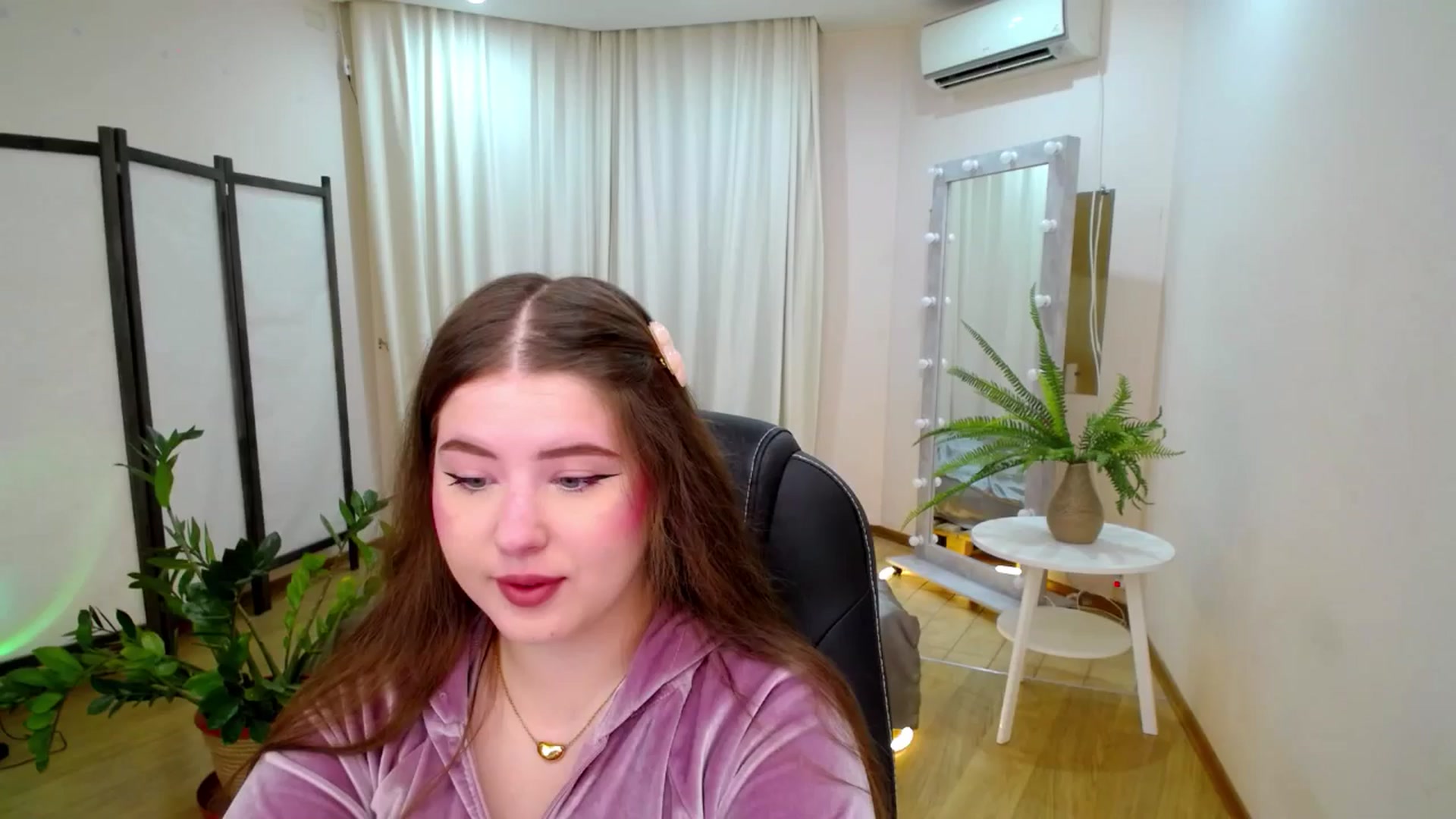 Gallery image thumbnail from AdmireMyEyes's myfreecams stream on, 06/21/2025, 18:33 image 15 of 20