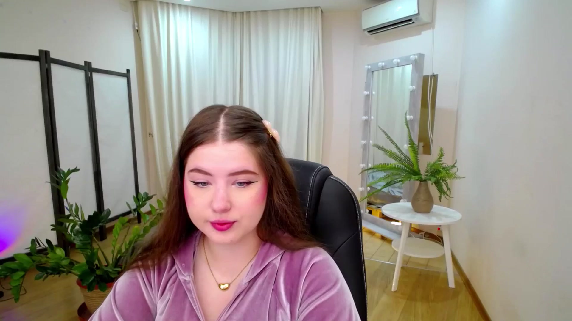 Gallery image thumbnail from AdmireMyEyes's myfreecams stream on, 06/21/2025, 18:33 image 2 of 20