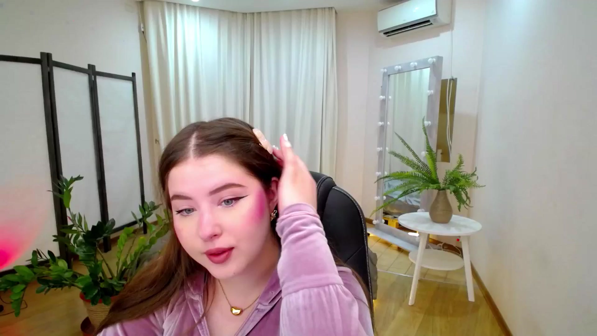 Gallery image thumbnail from AdmireMyEyes's myfreecams stream on, 06/21/2025, 18:33 image 19 of 20
