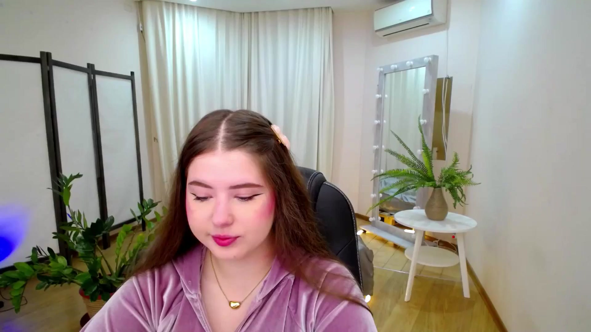 Gallery image thumbnail from AdmireMyEyes's myfreecams stream on, 06/21/2025, 18:33 image 1 of 20