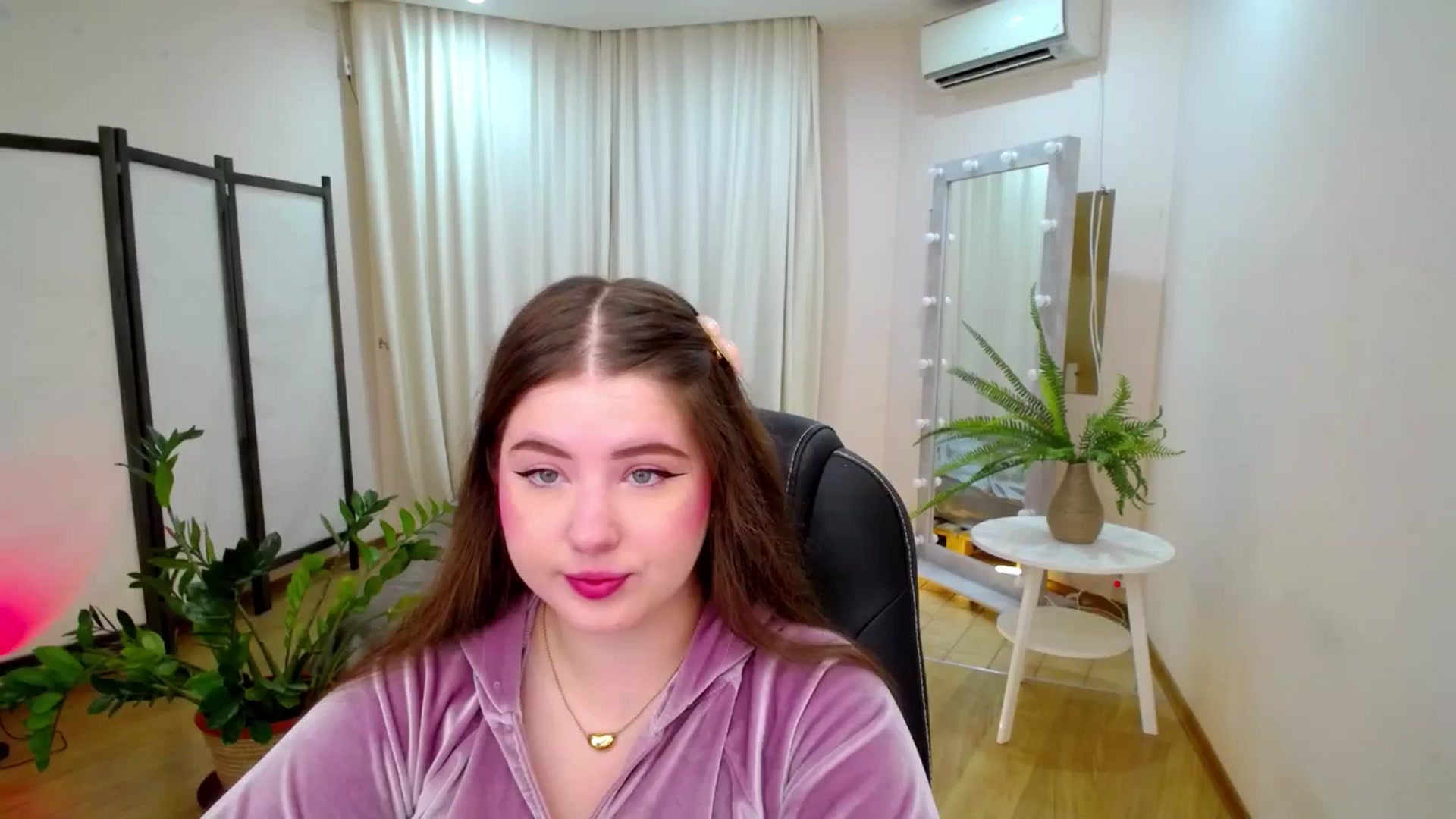 Gallery image thumbnail from AdmireMyEyes's myfreecams stream on, 06/21/2025, 18:33 image 5 of 20