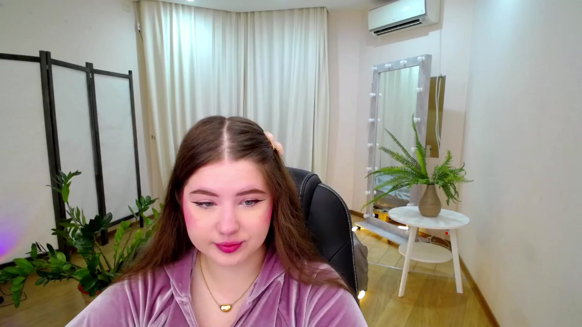 Gallery image thumbnail from AdmireMyEyes's myfreecams stream on, 06/21/2025, 18:33 image 7 of 20