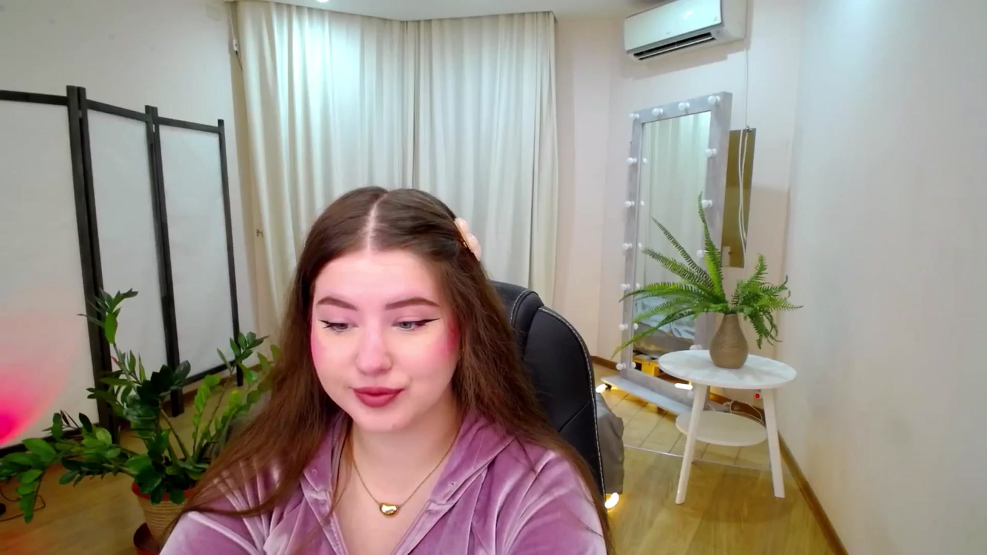 Gallery image thumbnail from AdmireMyEyes's myfreecams stream on, 06/21/2025, 18:33 image 16 of 20